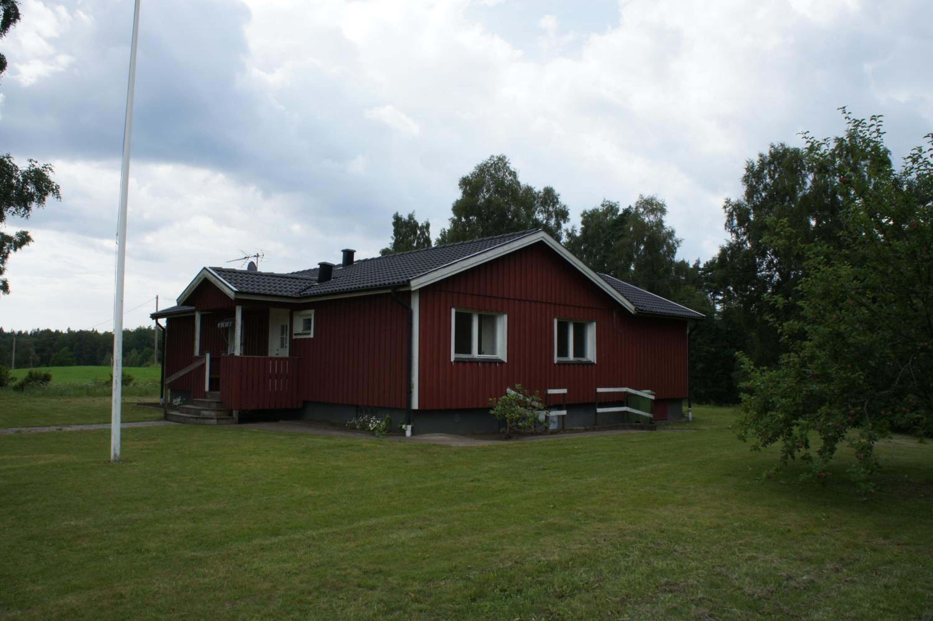 Five-Bedroom House photo 3