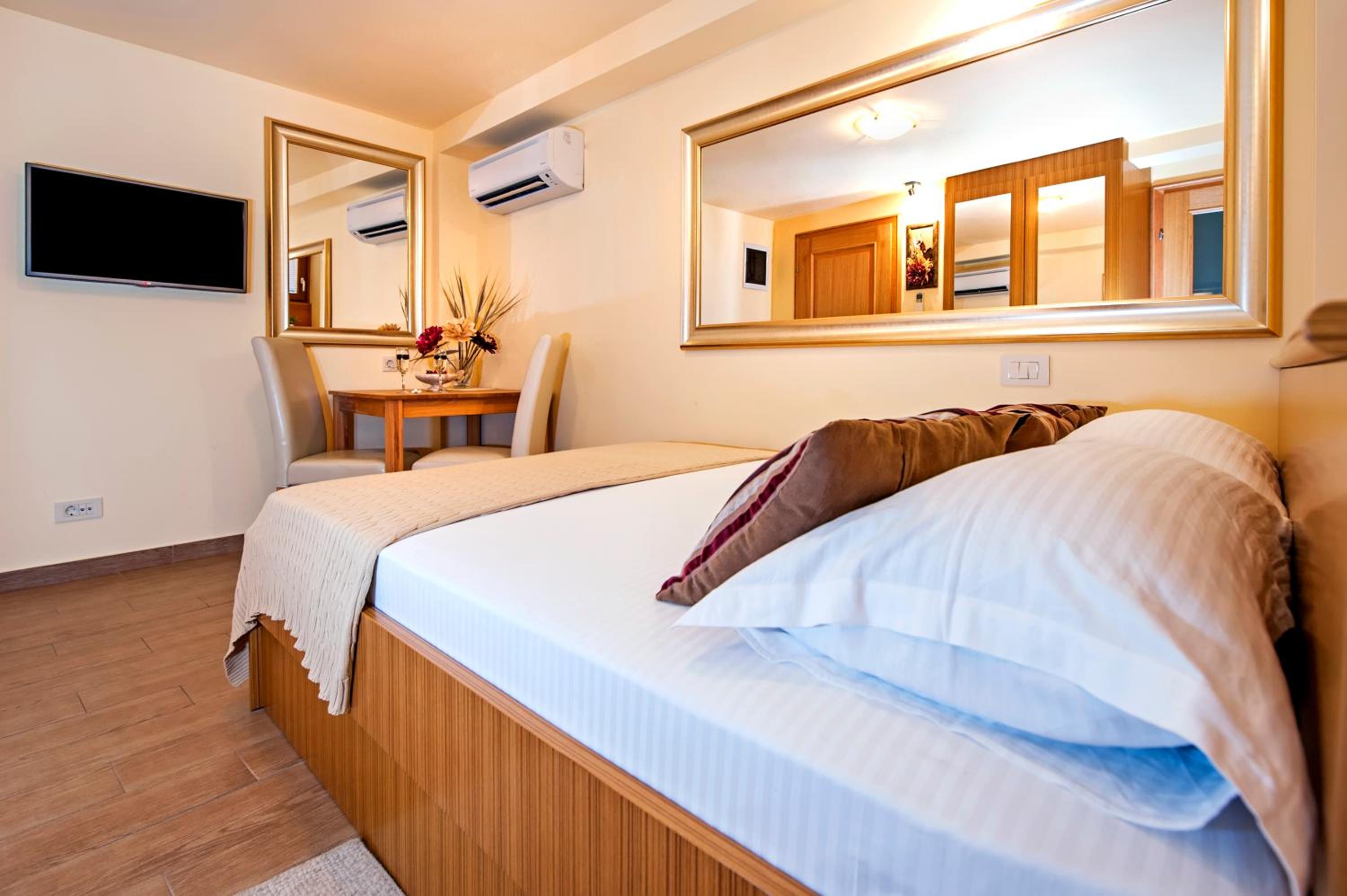 Double Room - Second Floor - Photo 7
