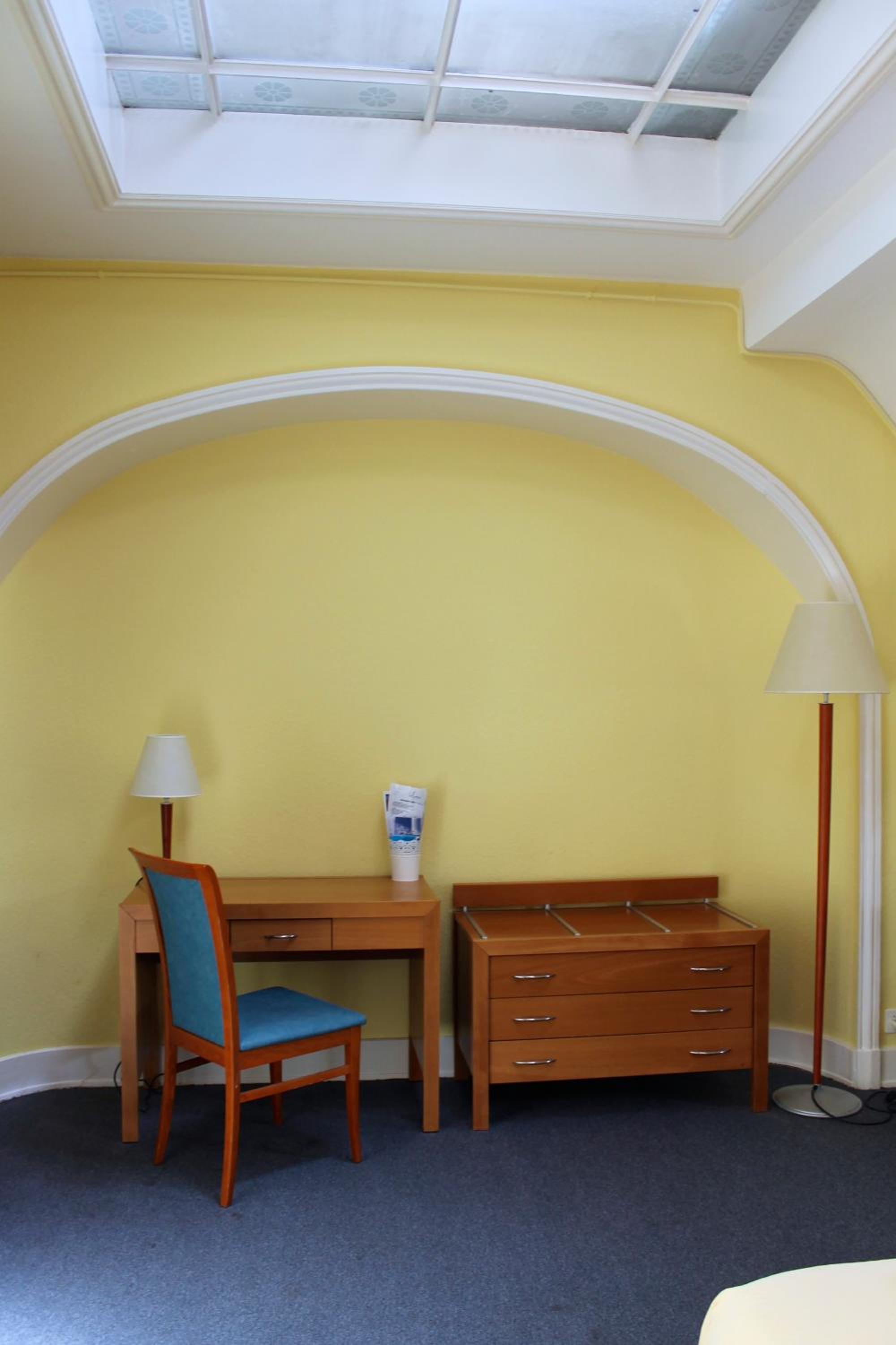 Twin Room with Shared Bathroom and Park View photo 2