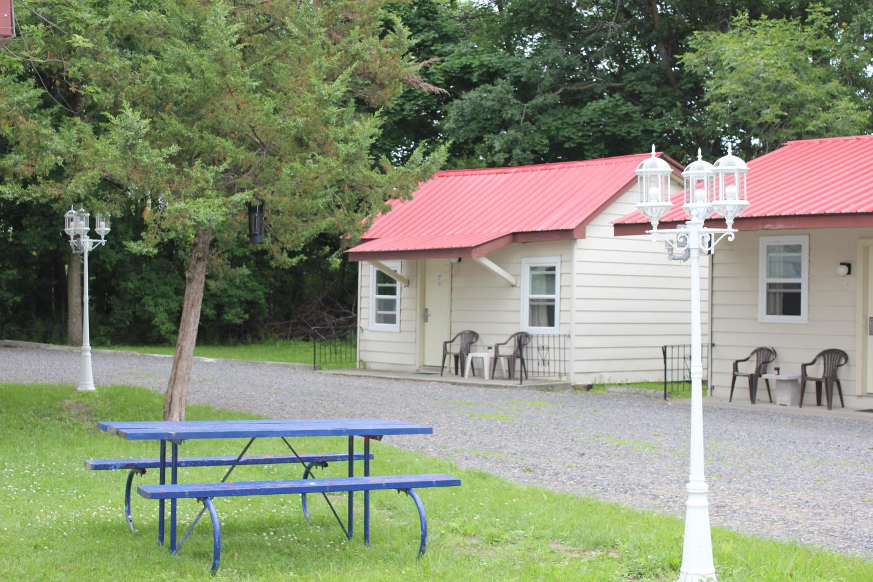 Deluxe Cottage - Non-Smoking photo 2