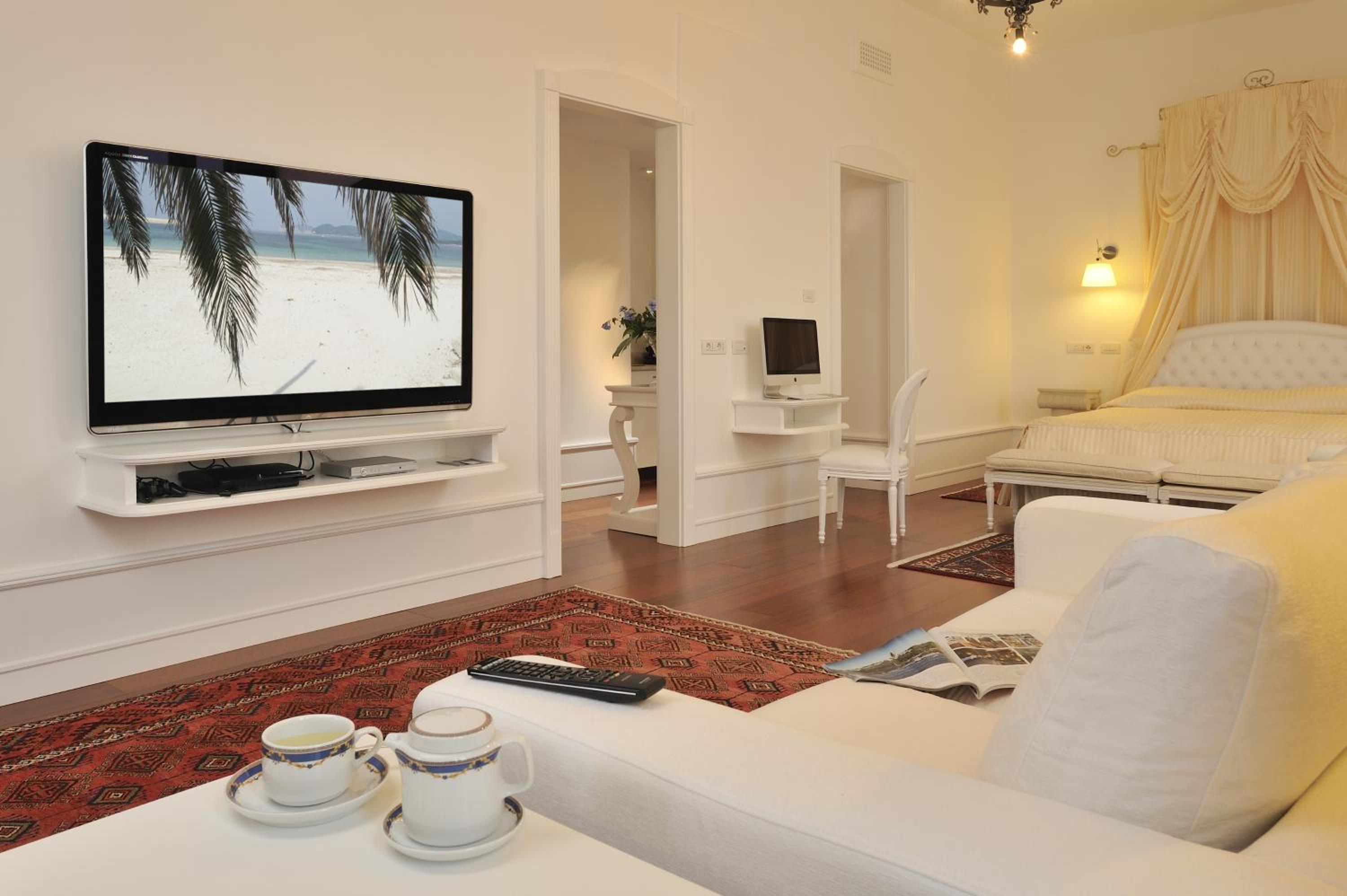 Superior Suite with Terrace and Hot Tub - Photo 3