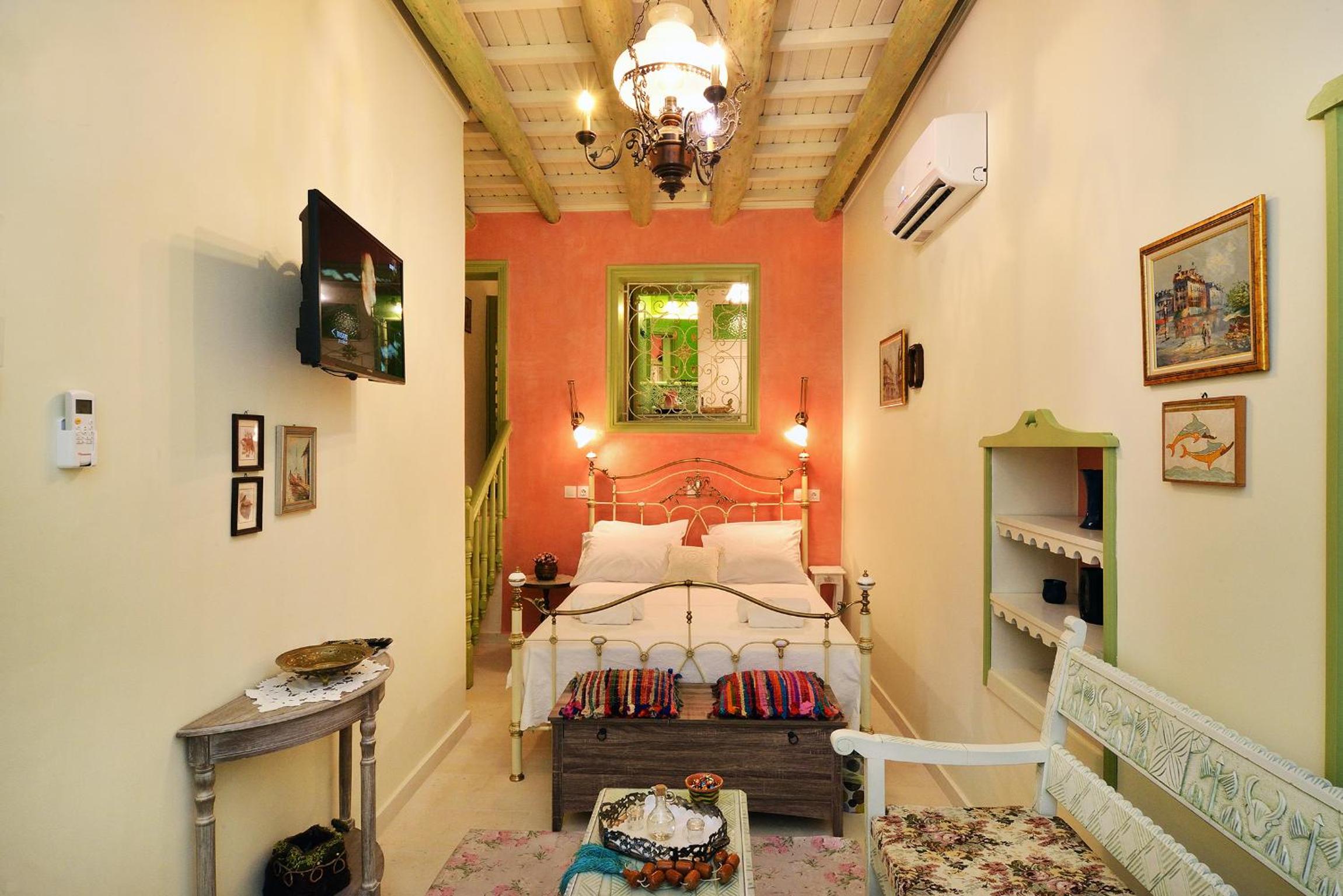 Deluxe Studio with Queen-Size Bed