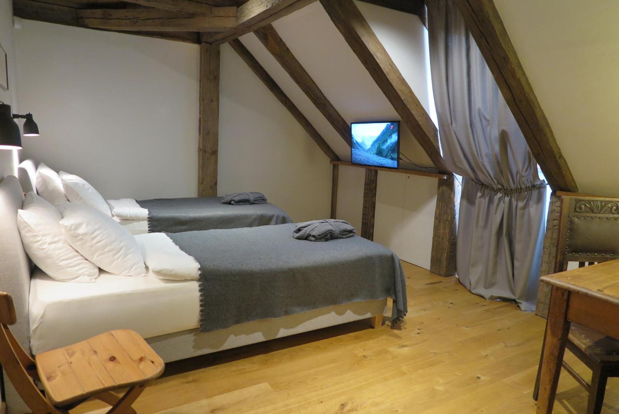 Twin Room with Private Bathroom photo 2