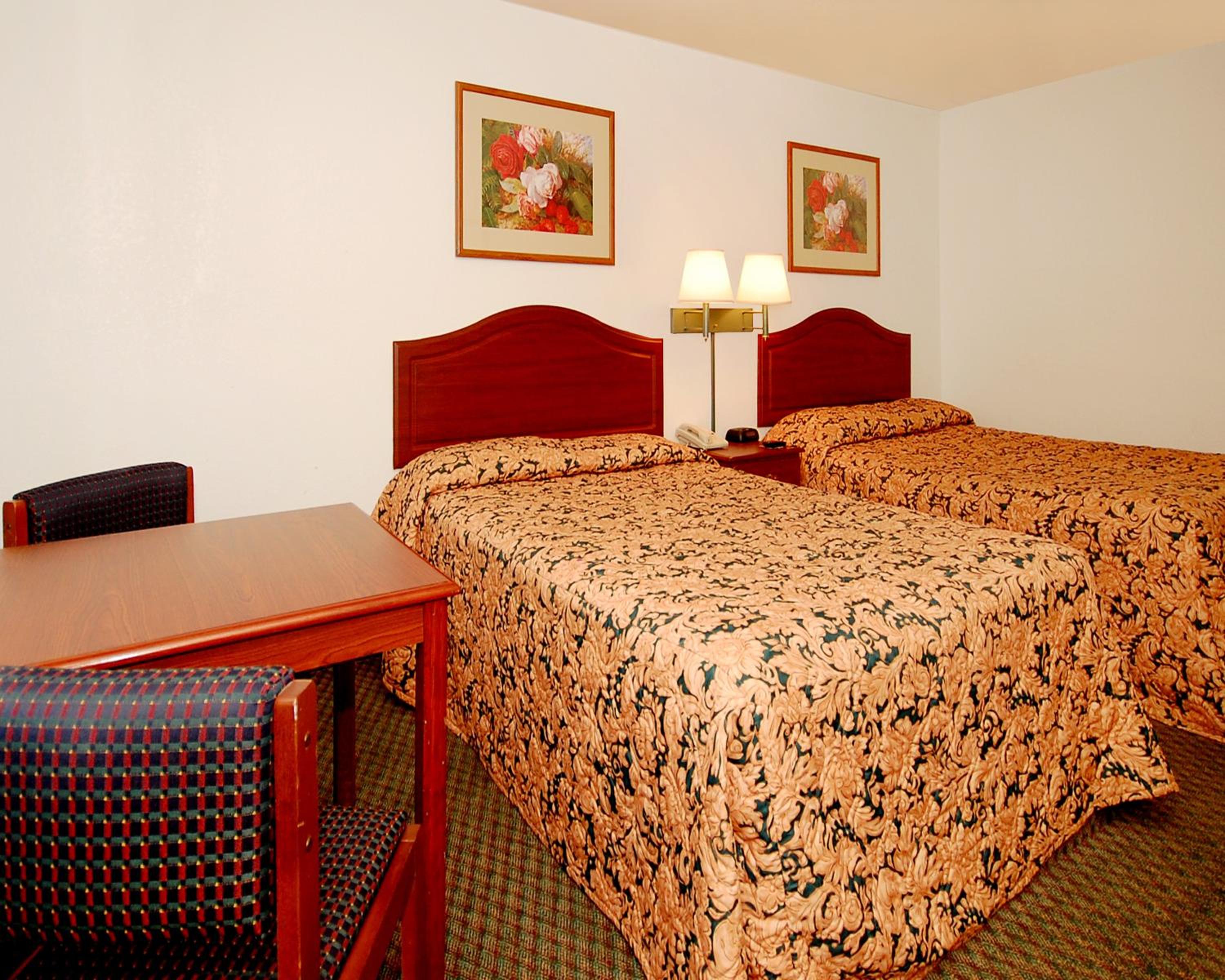 Double Room with Two Double Beds - Smoking - Photo 2