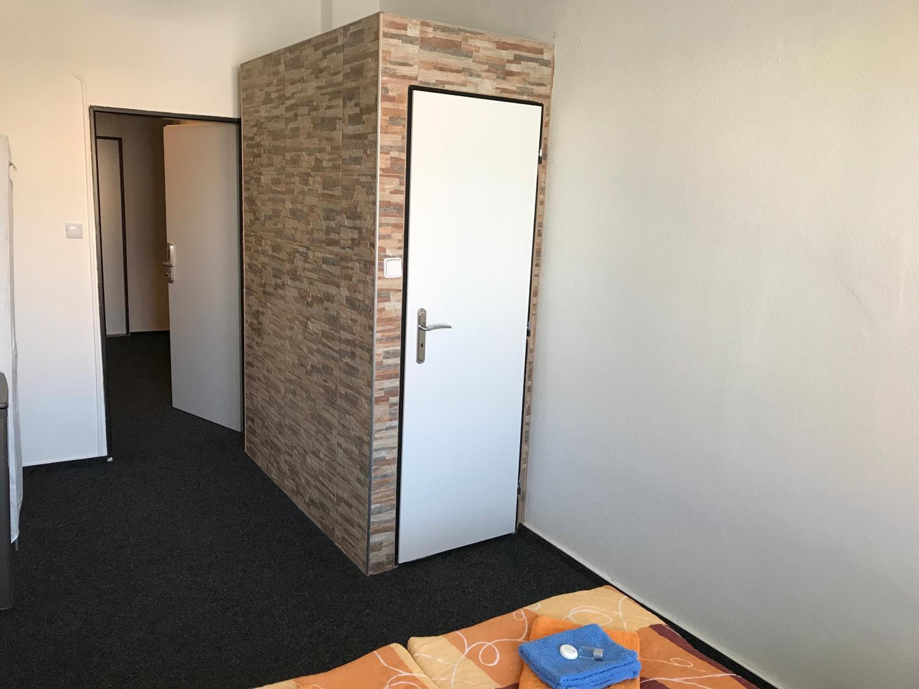 Small Double Room - Photo 11
