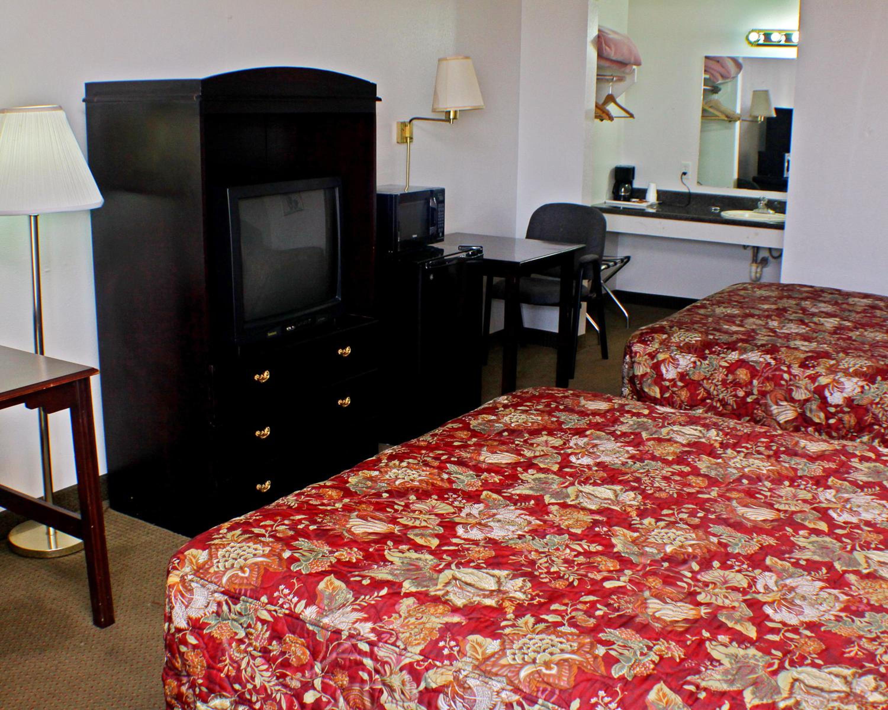 Queen Room with Two Queen Beds - Non-Smoking - Photo 6