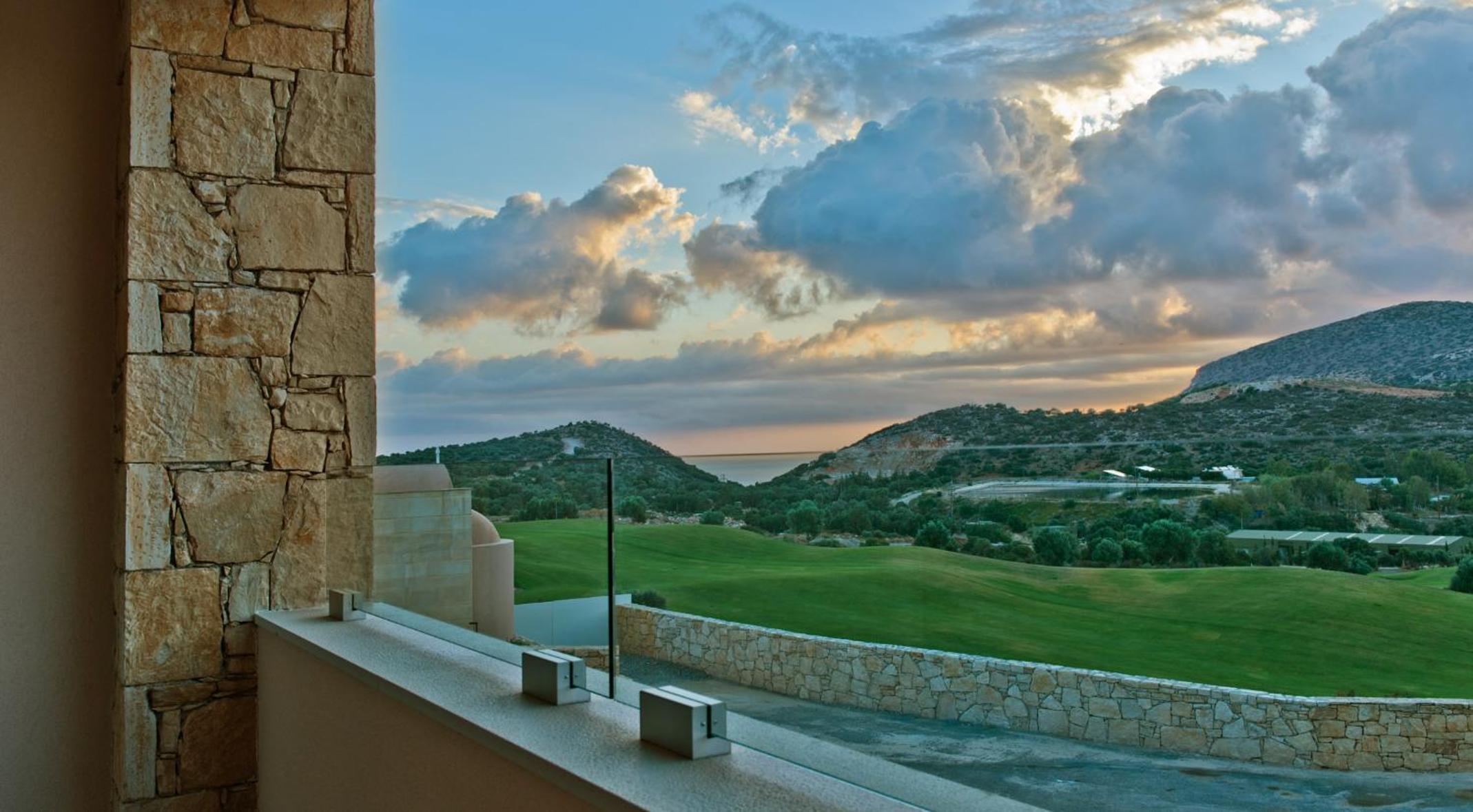 Junior Suite with Golf Course and Mountain View photo 2