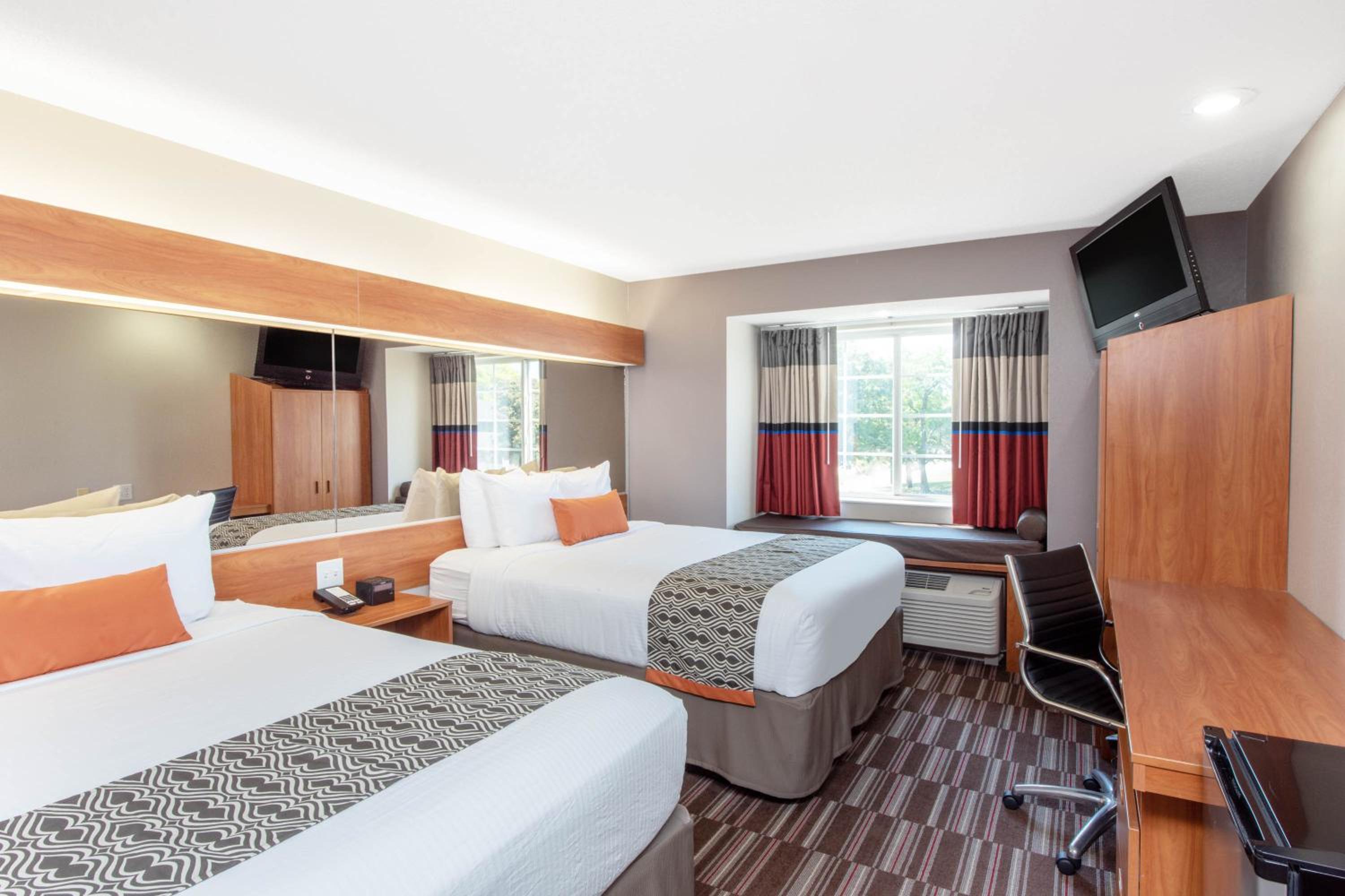 Queen Room with Two Queen Beds - Non-Smoking - Photo 1
