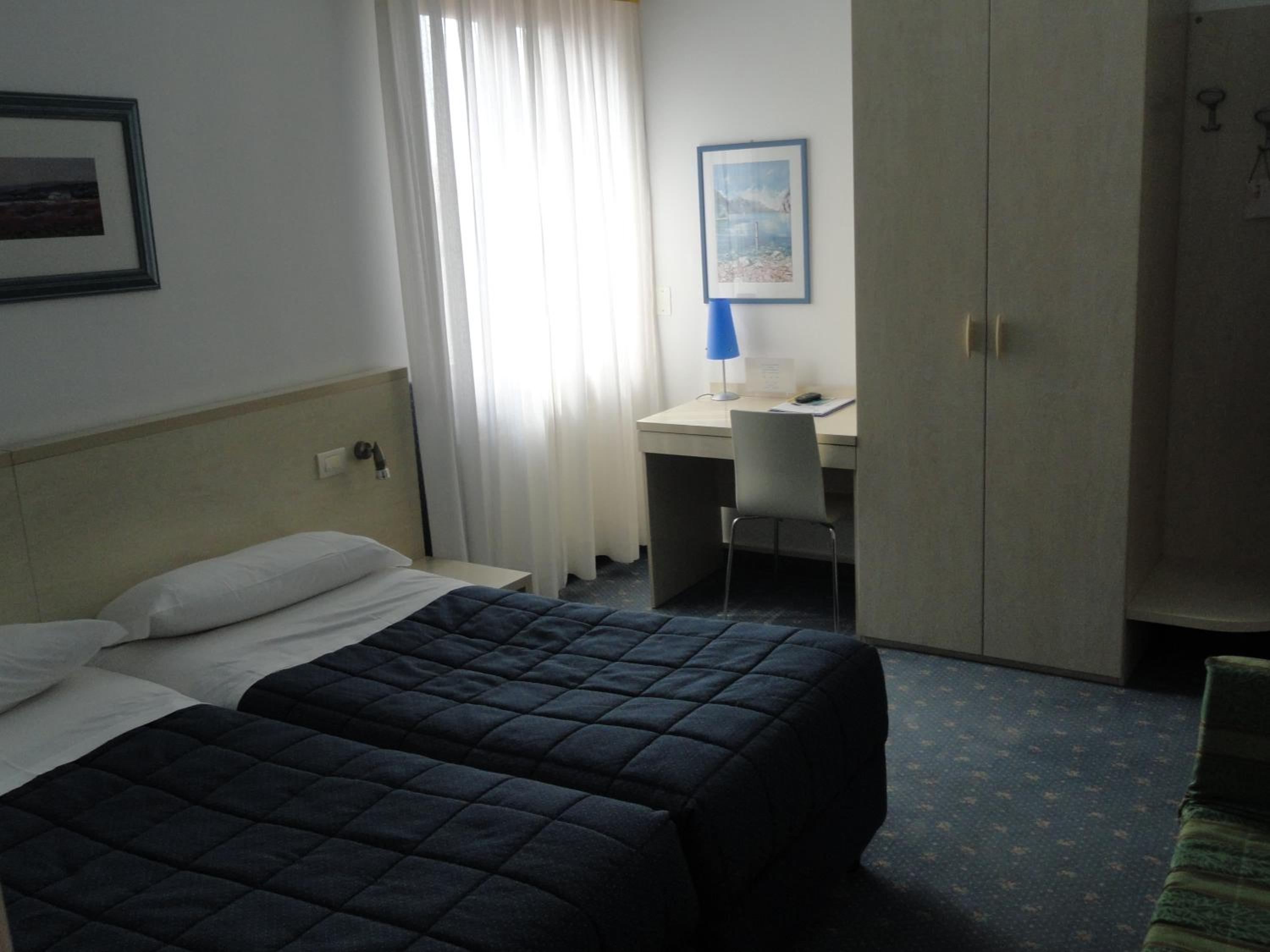 Standard Double or Twin Room - Photo 3
