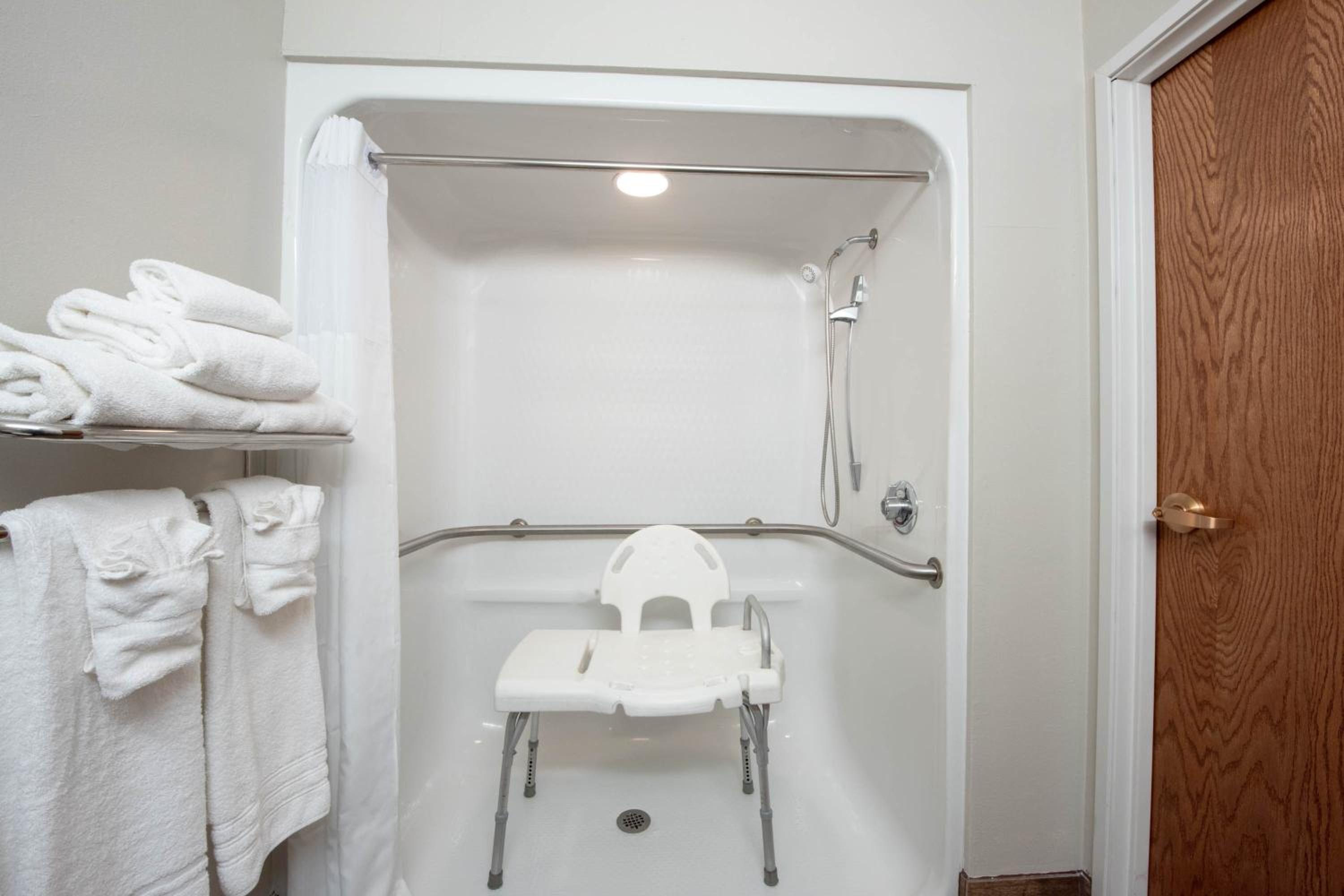 Queen Room with Two Queen Beds - Disability Access/Non-Smoking - Photo 3