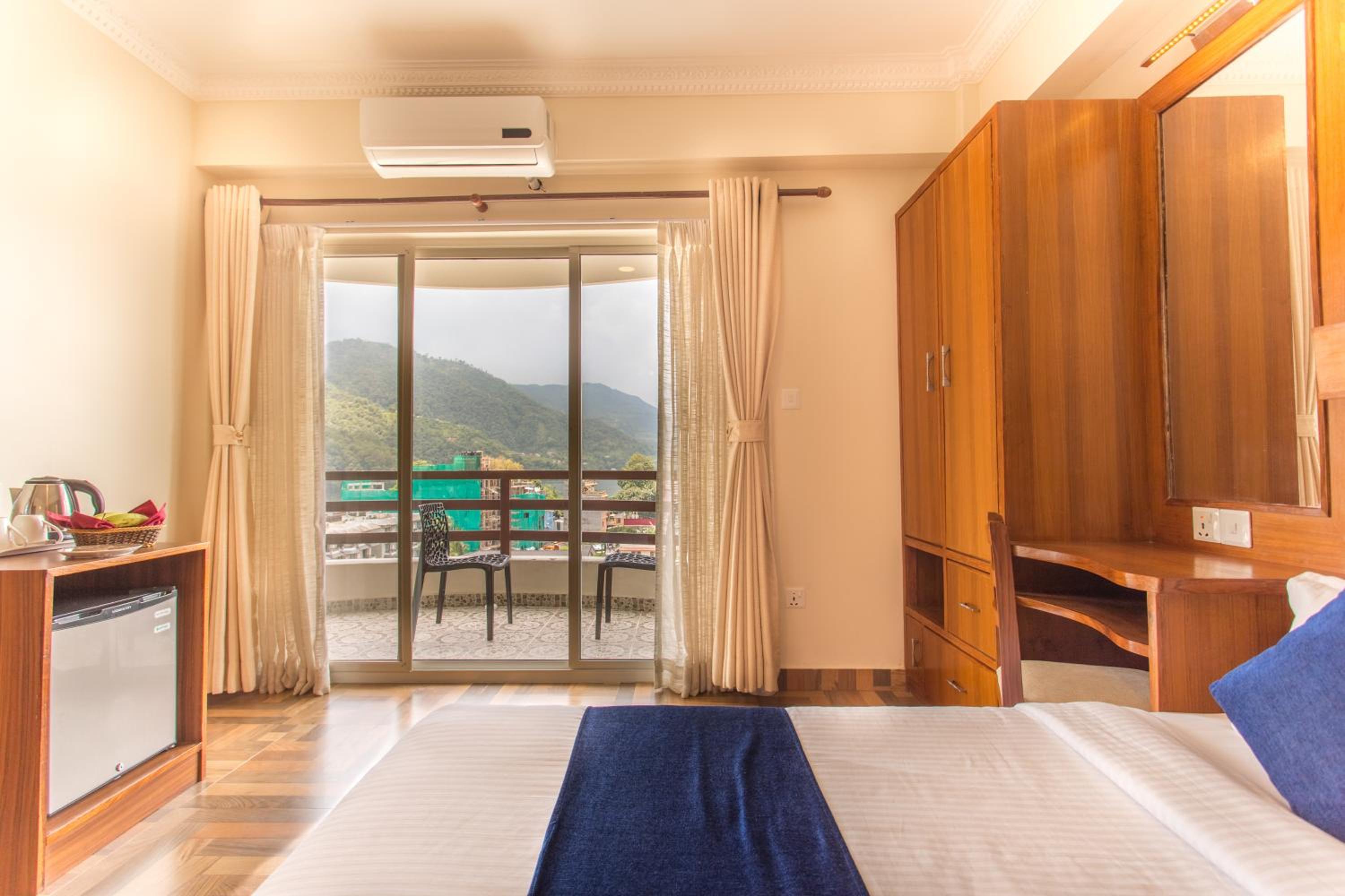 Super Deluxe Twin Room- Lake/Mountain Facing photo 2