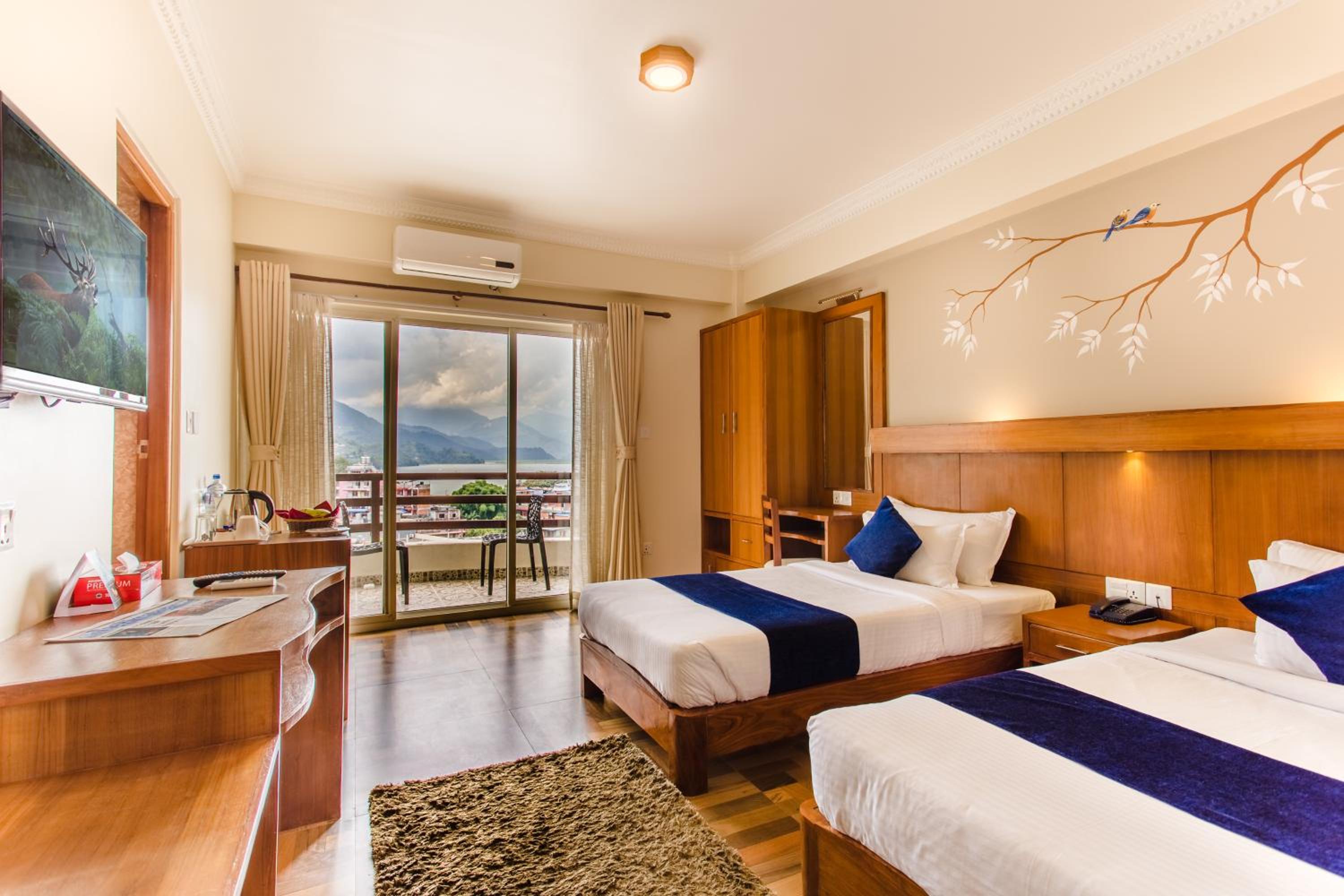 Super Deluxe Twin Room- Lake/Mountain Facing photo 3