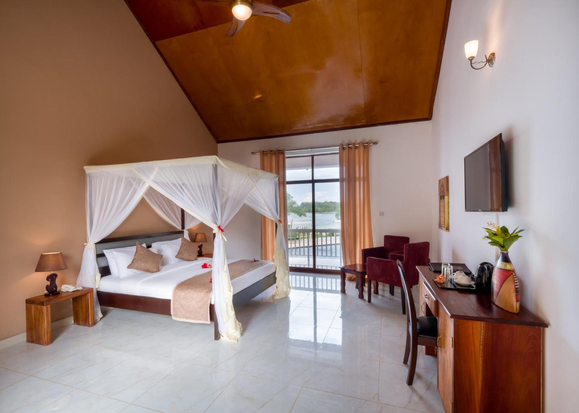 Deluxe Pool View Room