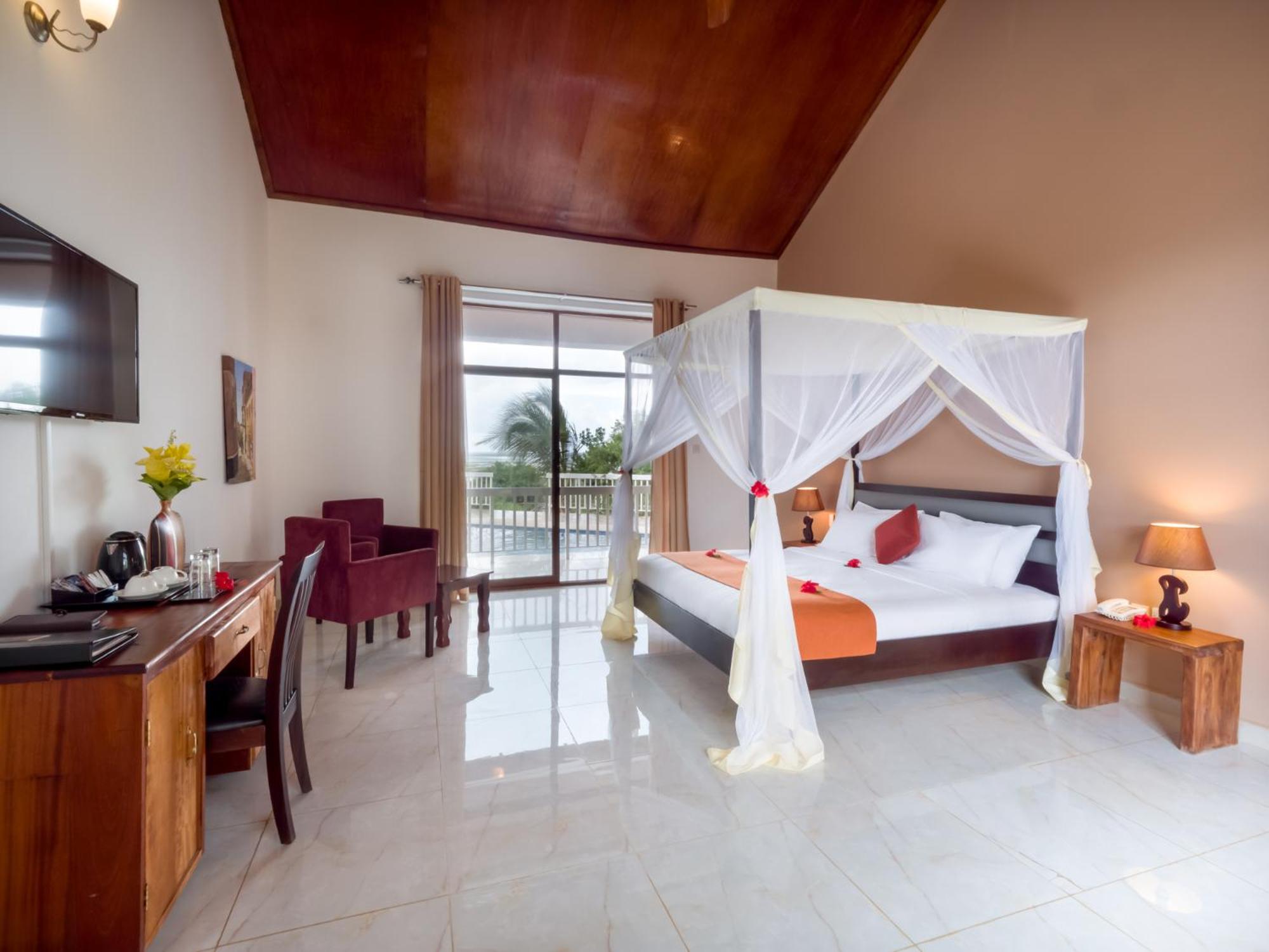 Deluxe Pool View Room