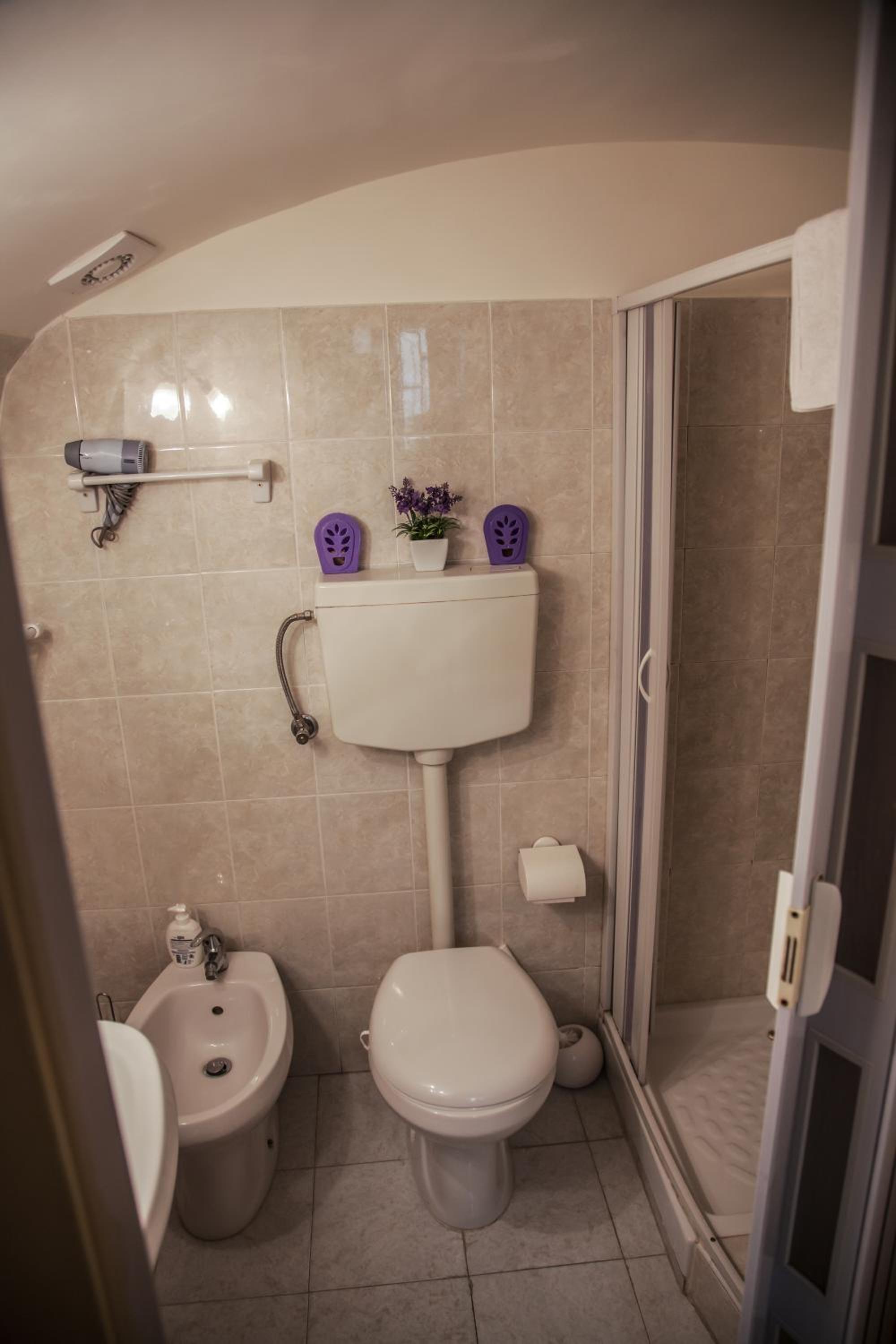 Large Double Room - Photo 4