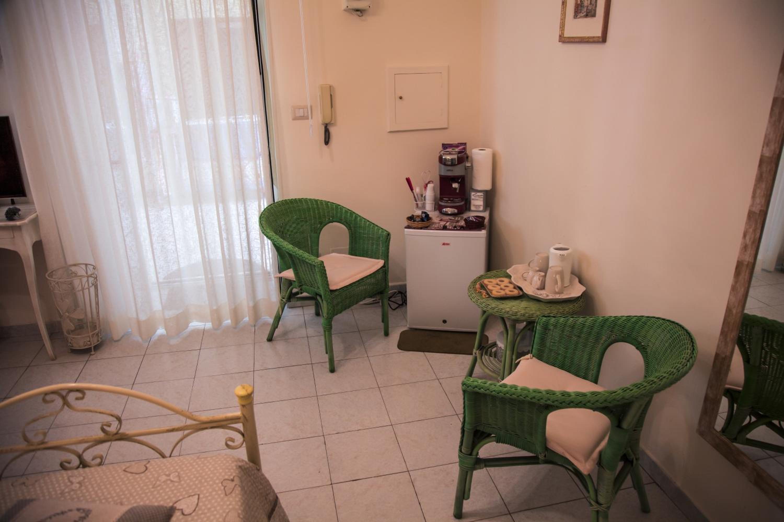 Twin Room - Photo 8