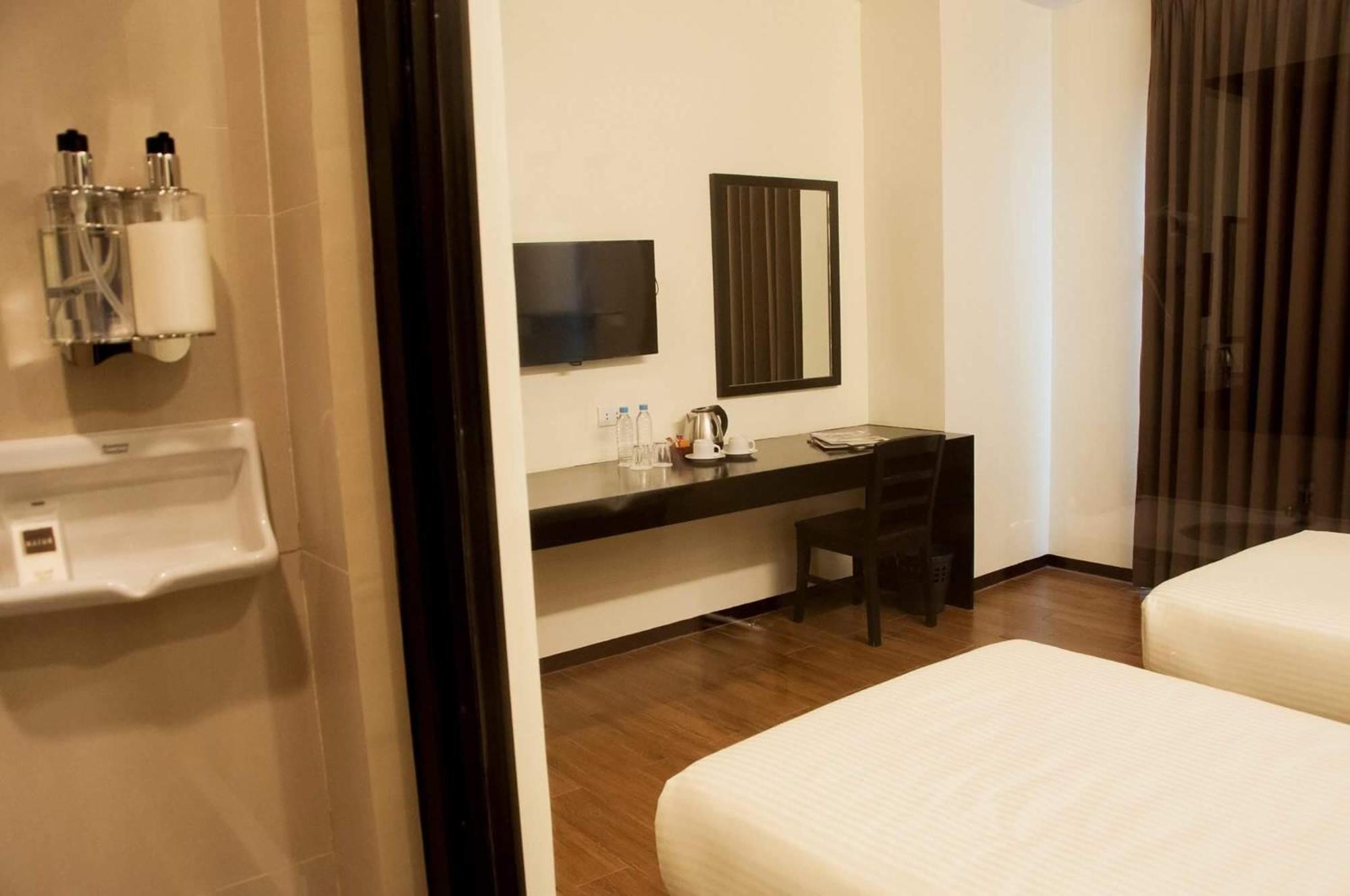 Twin Room with Balcony - Photo 7