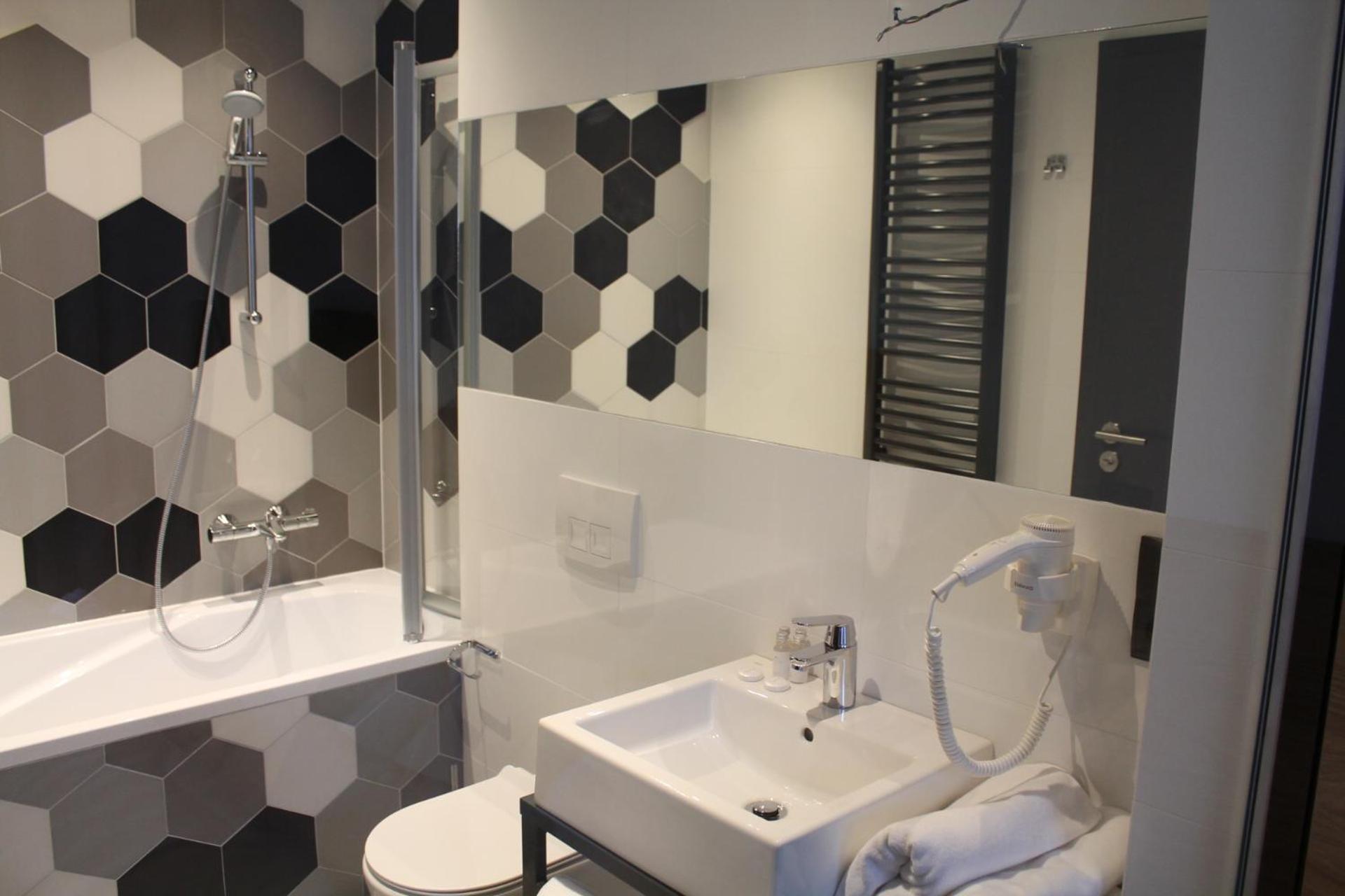 Deluxe Double Room with Bath - Photo 3