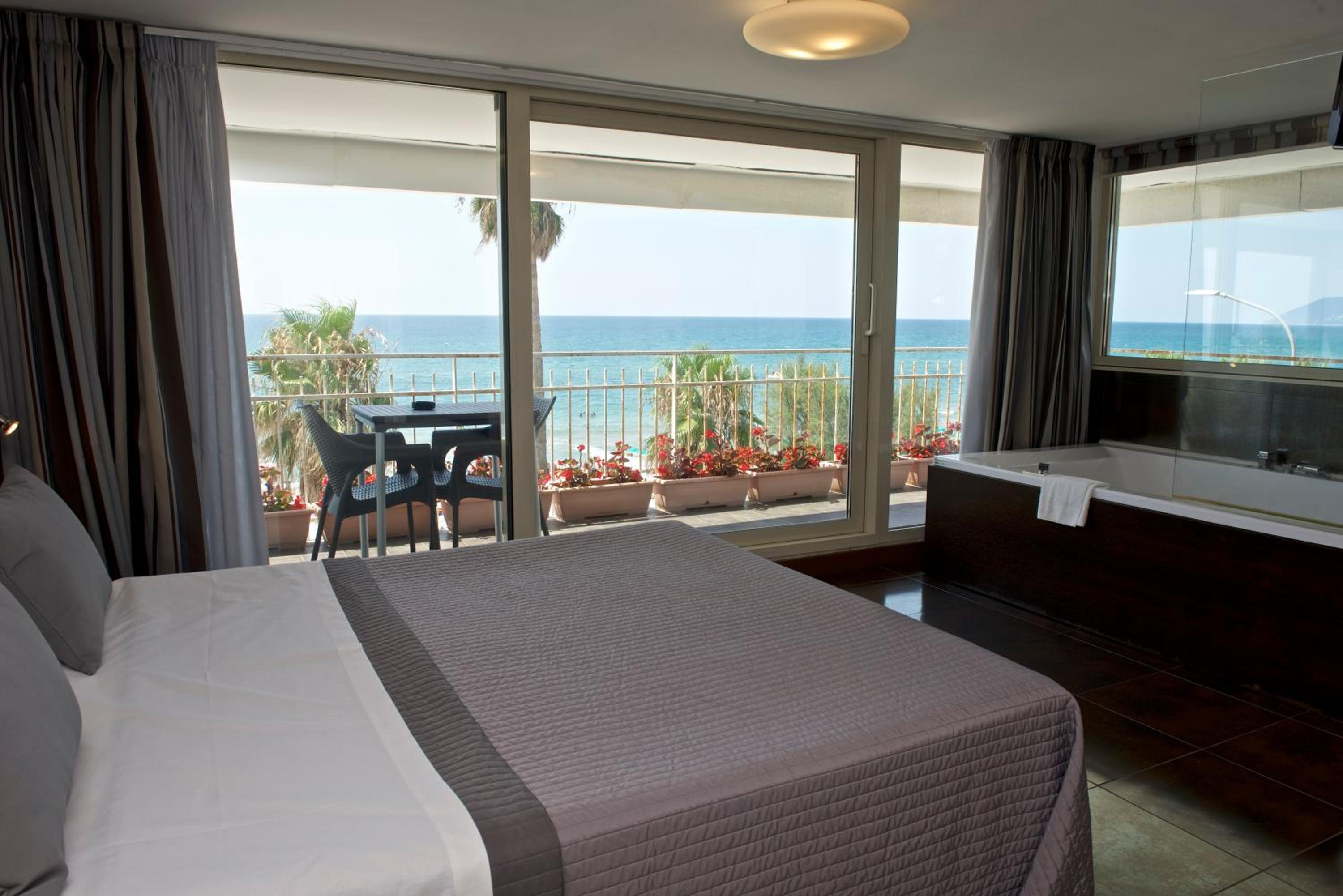Superior Double Room with Sea View and Spa Bath