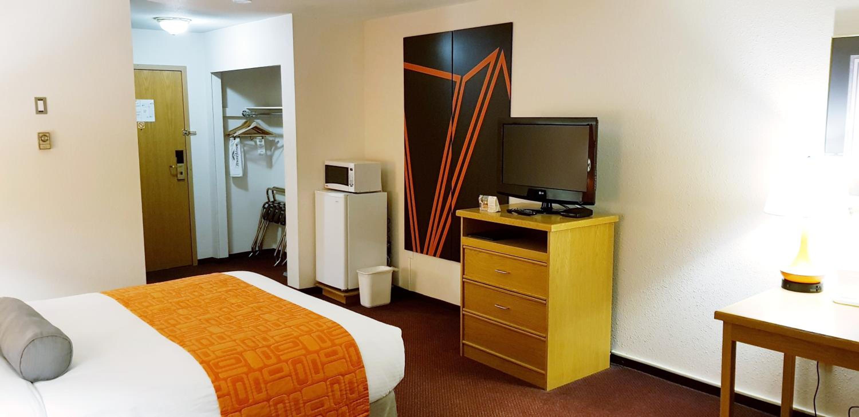 King Room - Non-Smoking - Photo 7