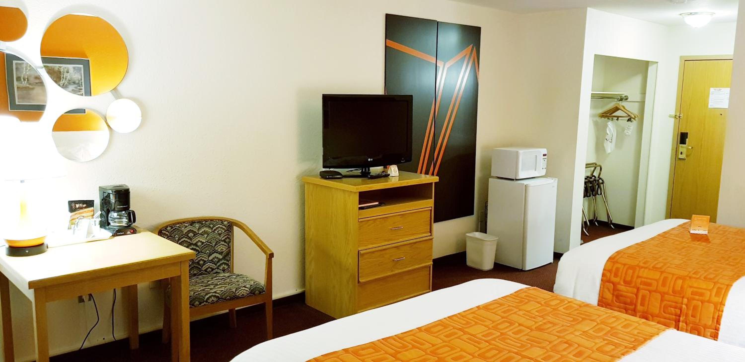 Queen Room with Two Queen Beds - Non-Smoking - Photo 4