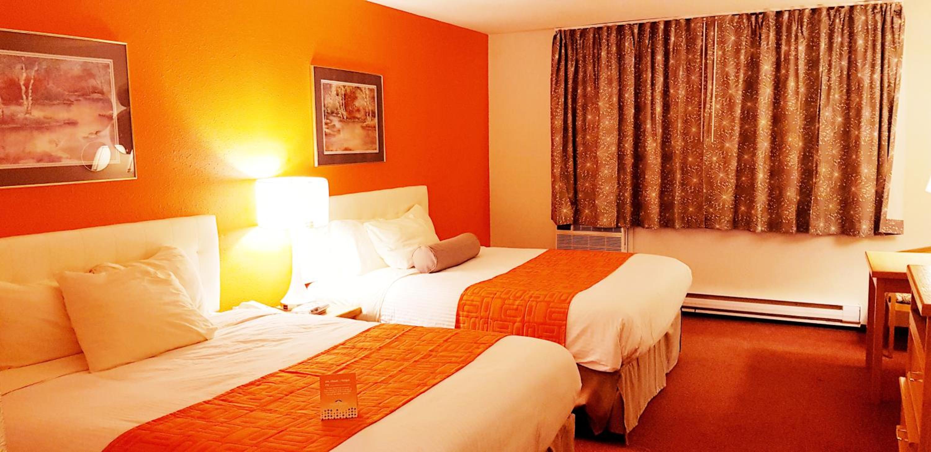 Queen Room with Two Queen Beds - Non-Smoking - Photo 3