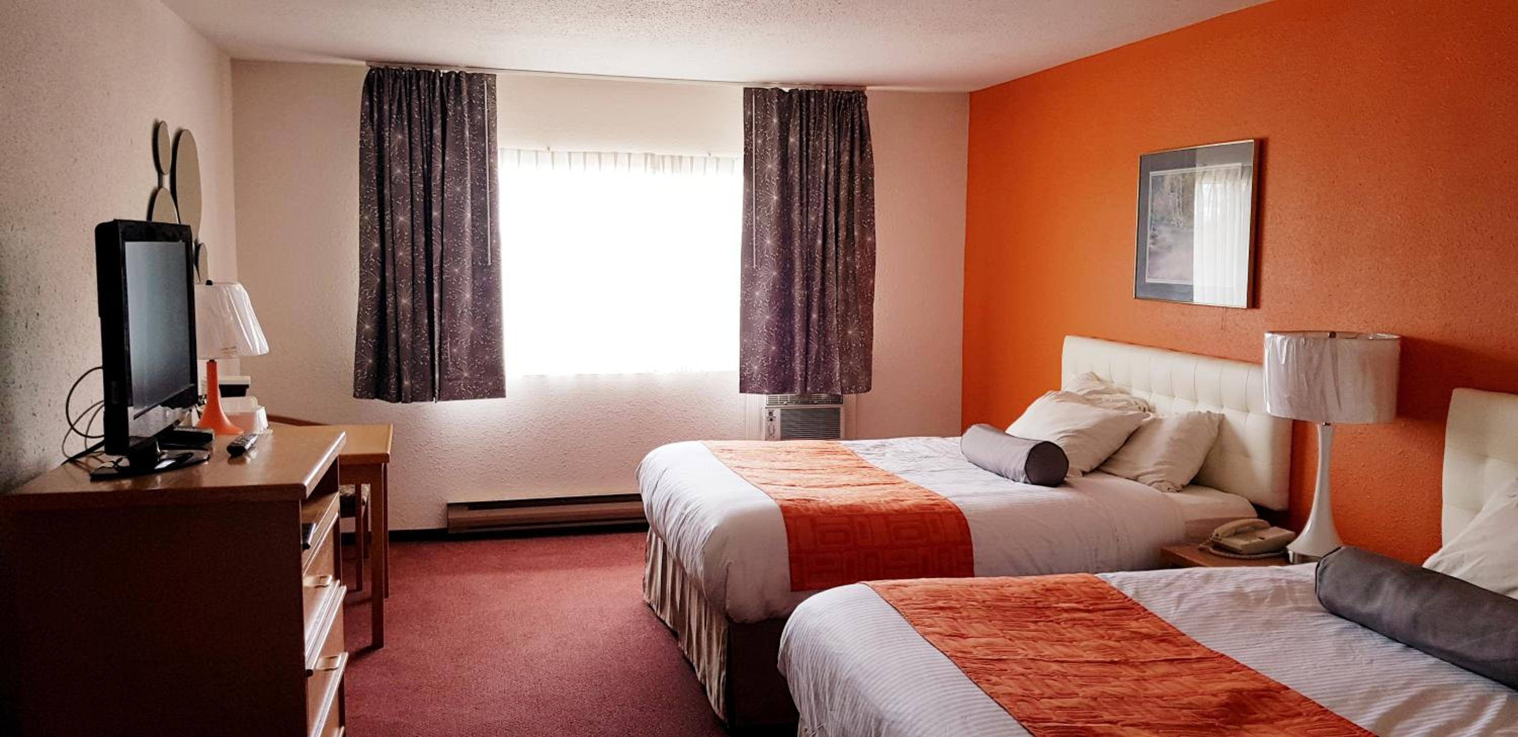 Queen Room with Two Queen Beds - Non-Smoking - Photo 1