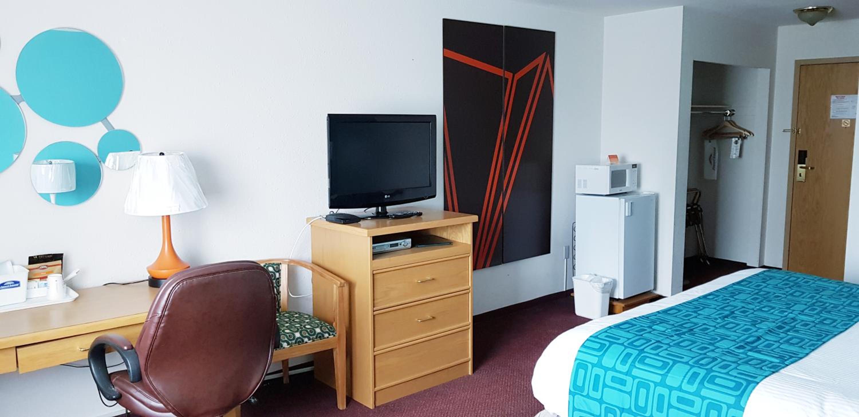 King Room - Non-Smoking - Photo 5