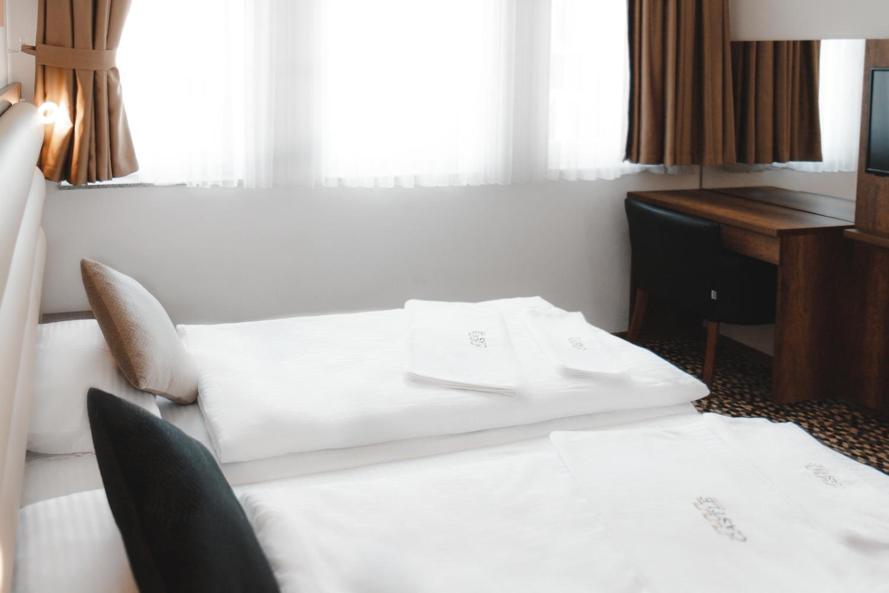 Deluxe Double Room - Photo 16