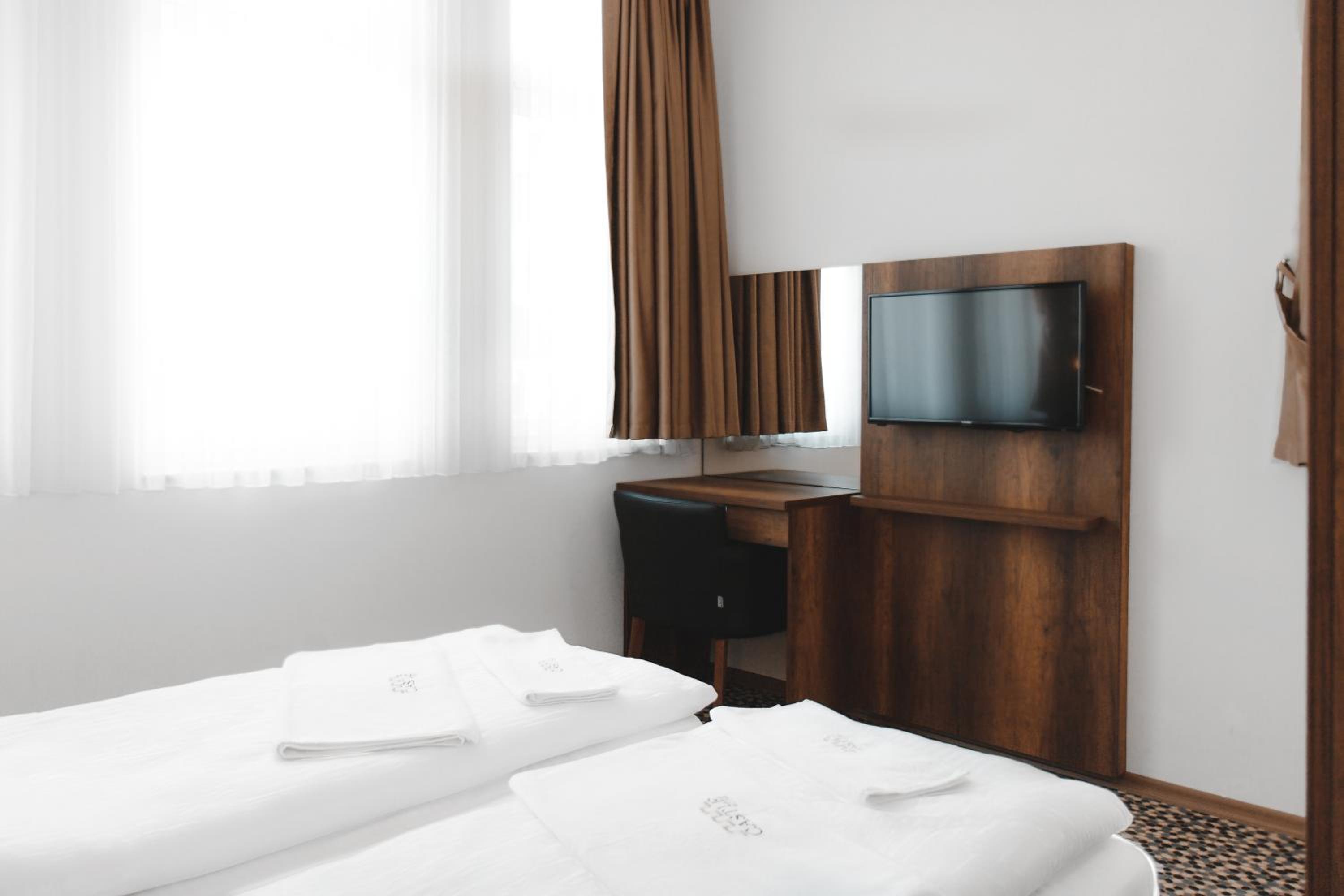 Deluxe Double Room - Photo 15