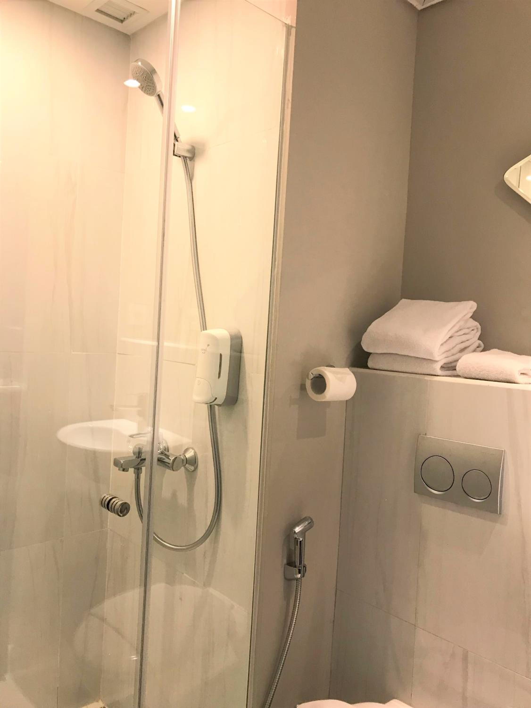 Standard Queen Room photo 2