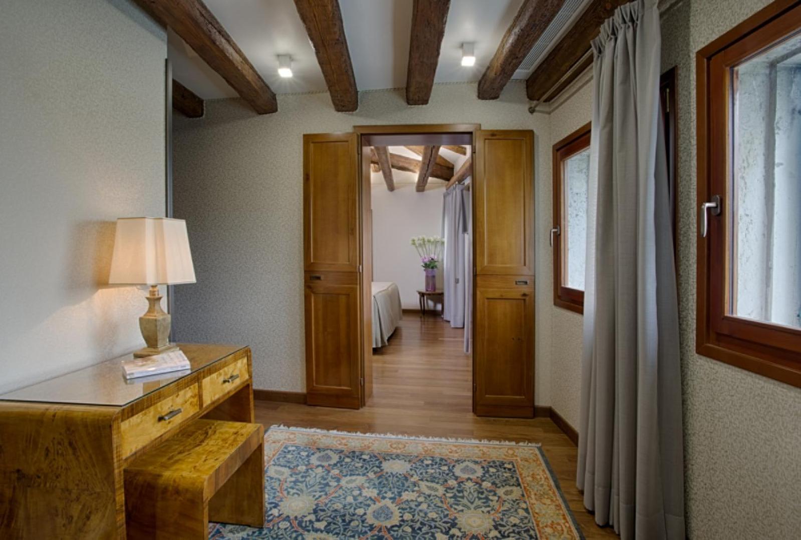 Suite with Grand Canal View thumbnail 5