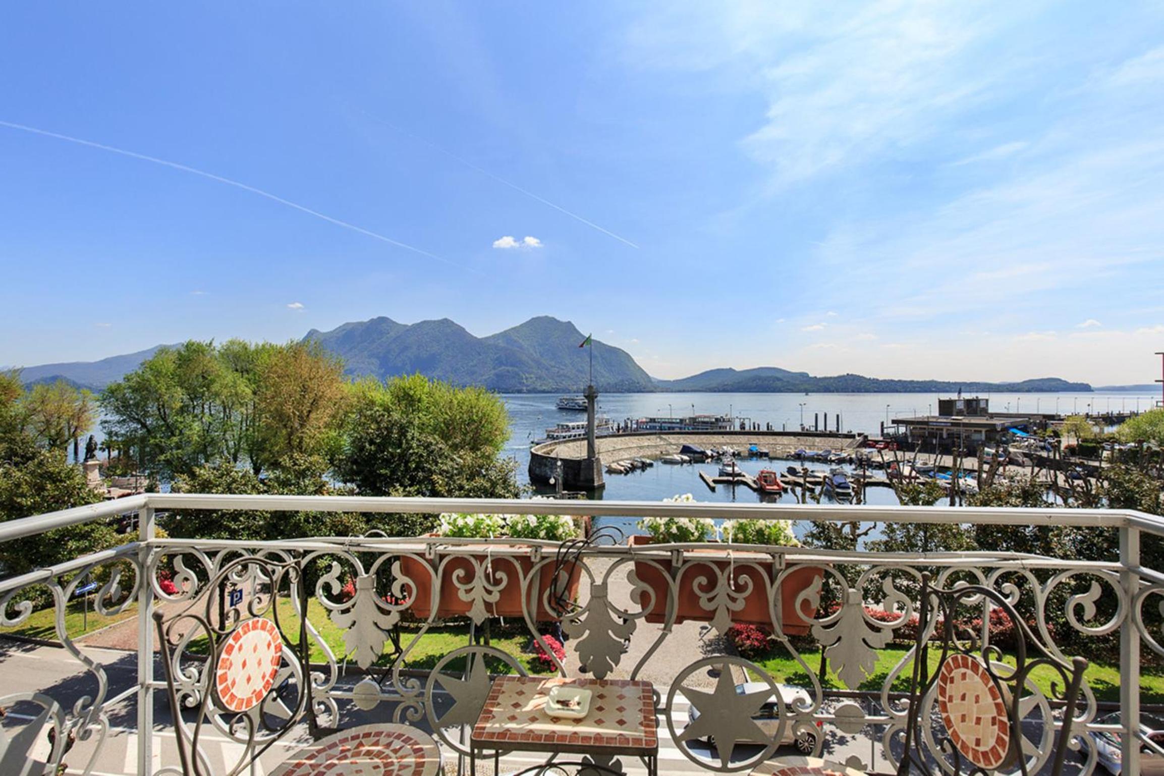Deluxe Double Room with Balcony and Lake View - Photo 11