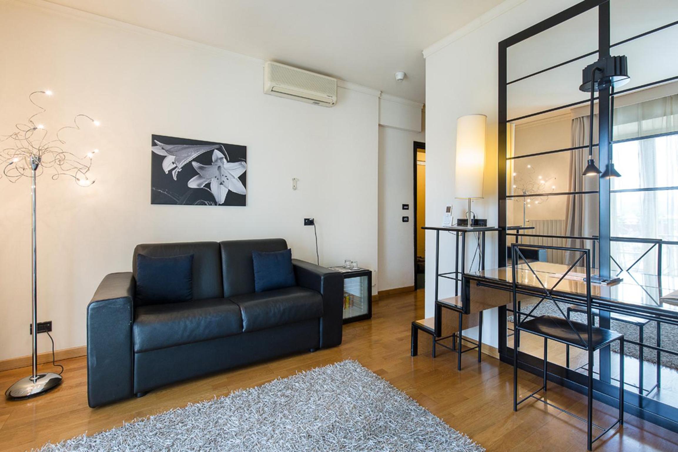 Junior Suite with Balcony - Photo 4