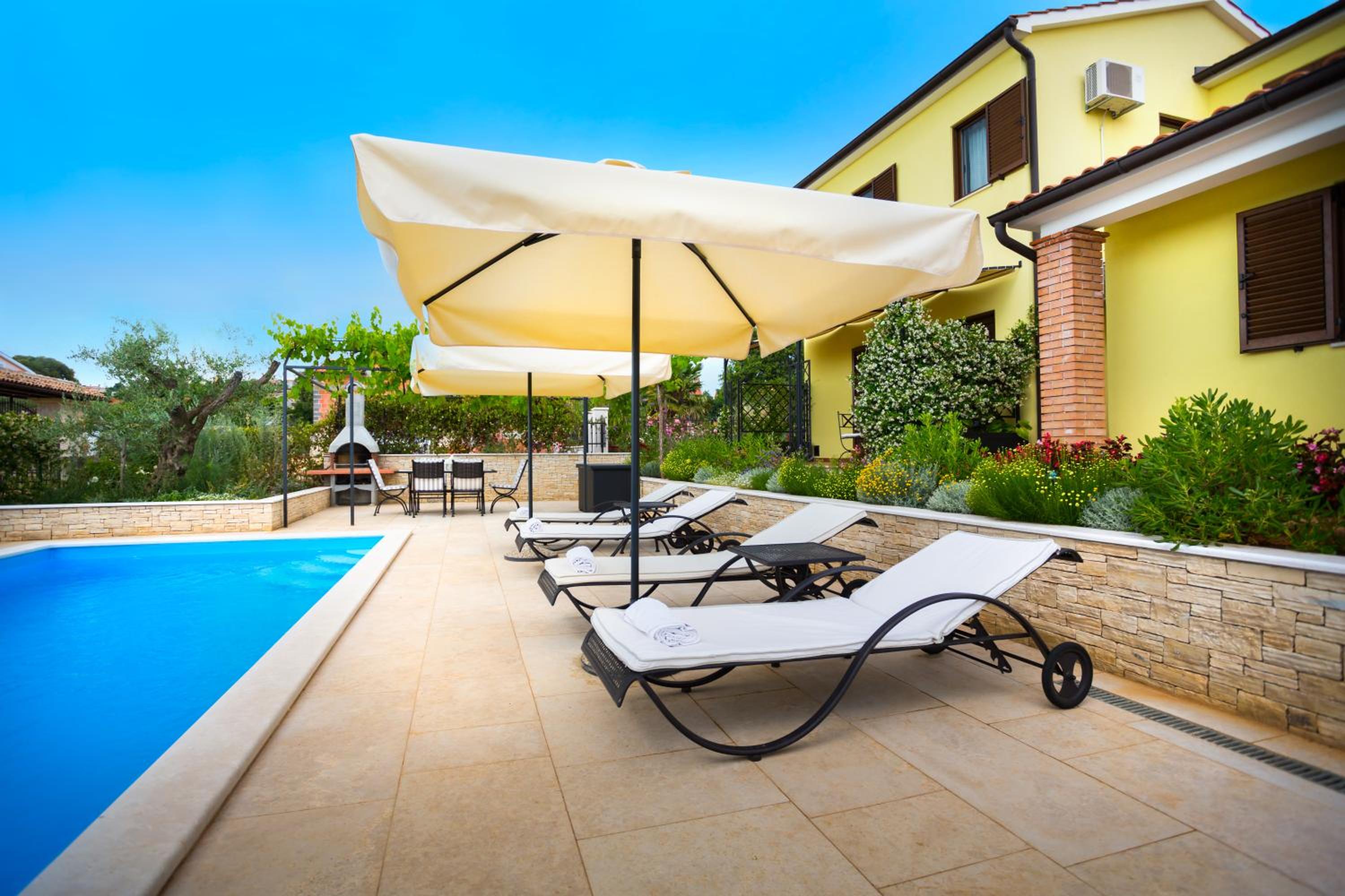 Apartment with Pool View  photo 3