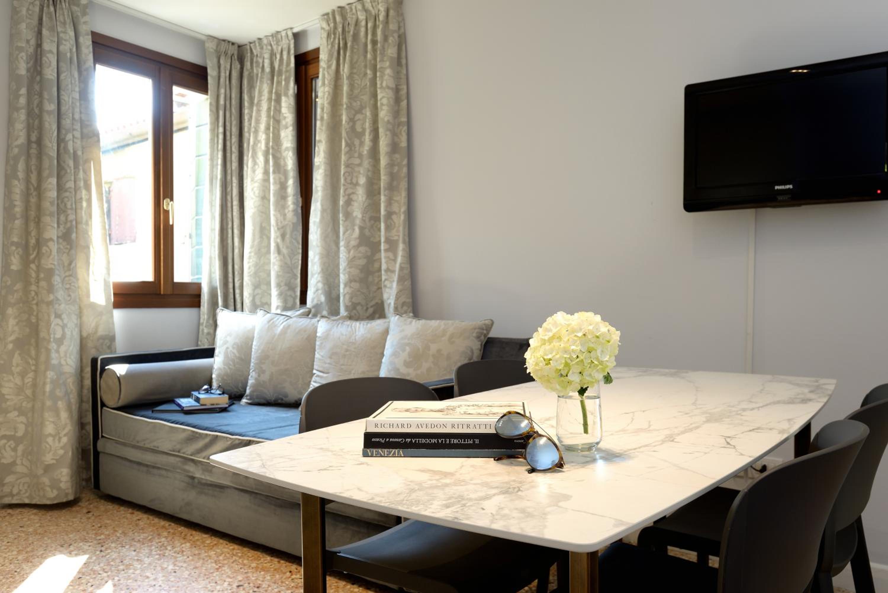 One-Bedroom Apartment with Terrace photo 1