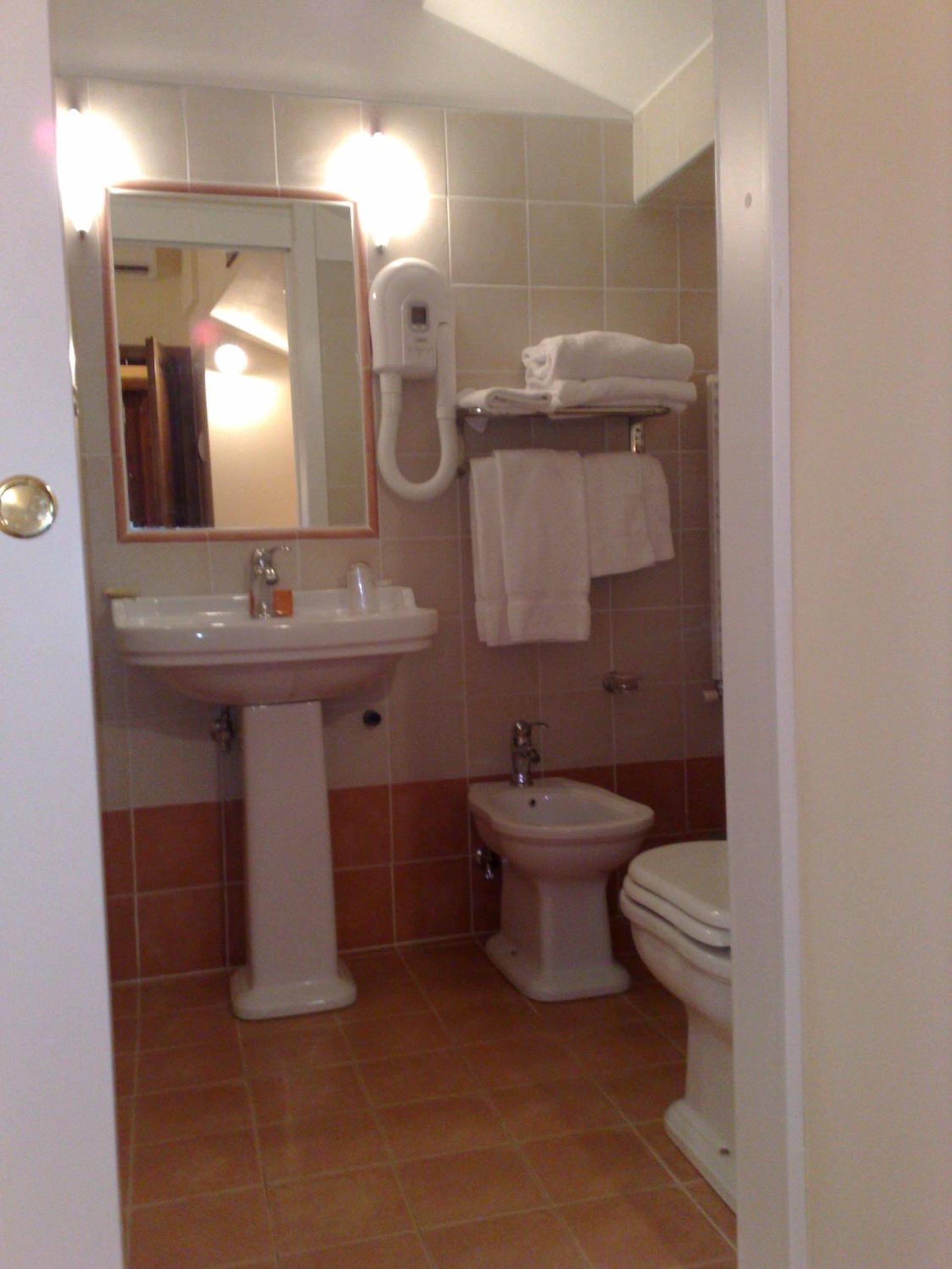 Twin Room - Photo 2