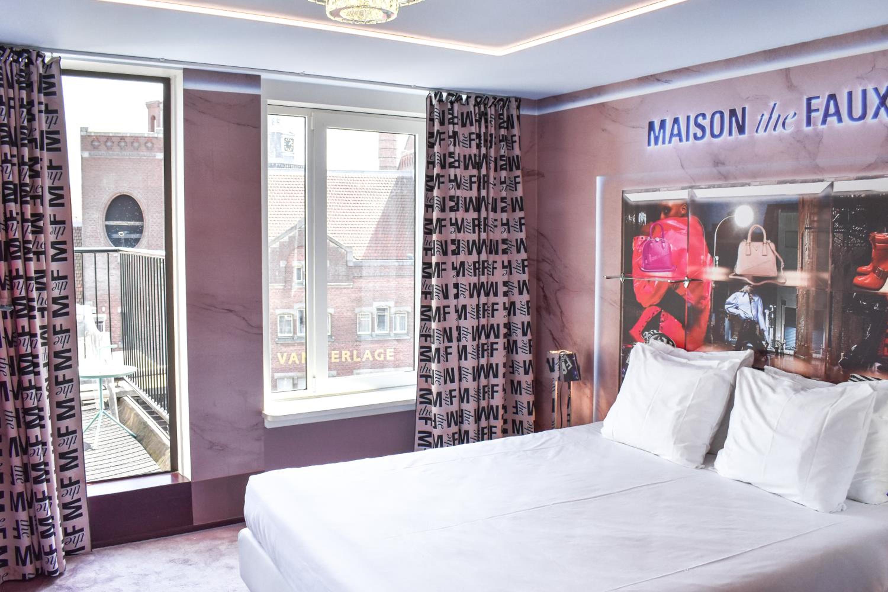 King Suite with Balcony photo 1