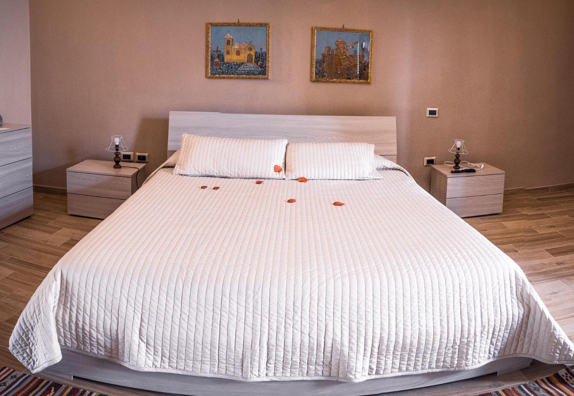 Deluxe Double Room with Balcony - Photo 5
