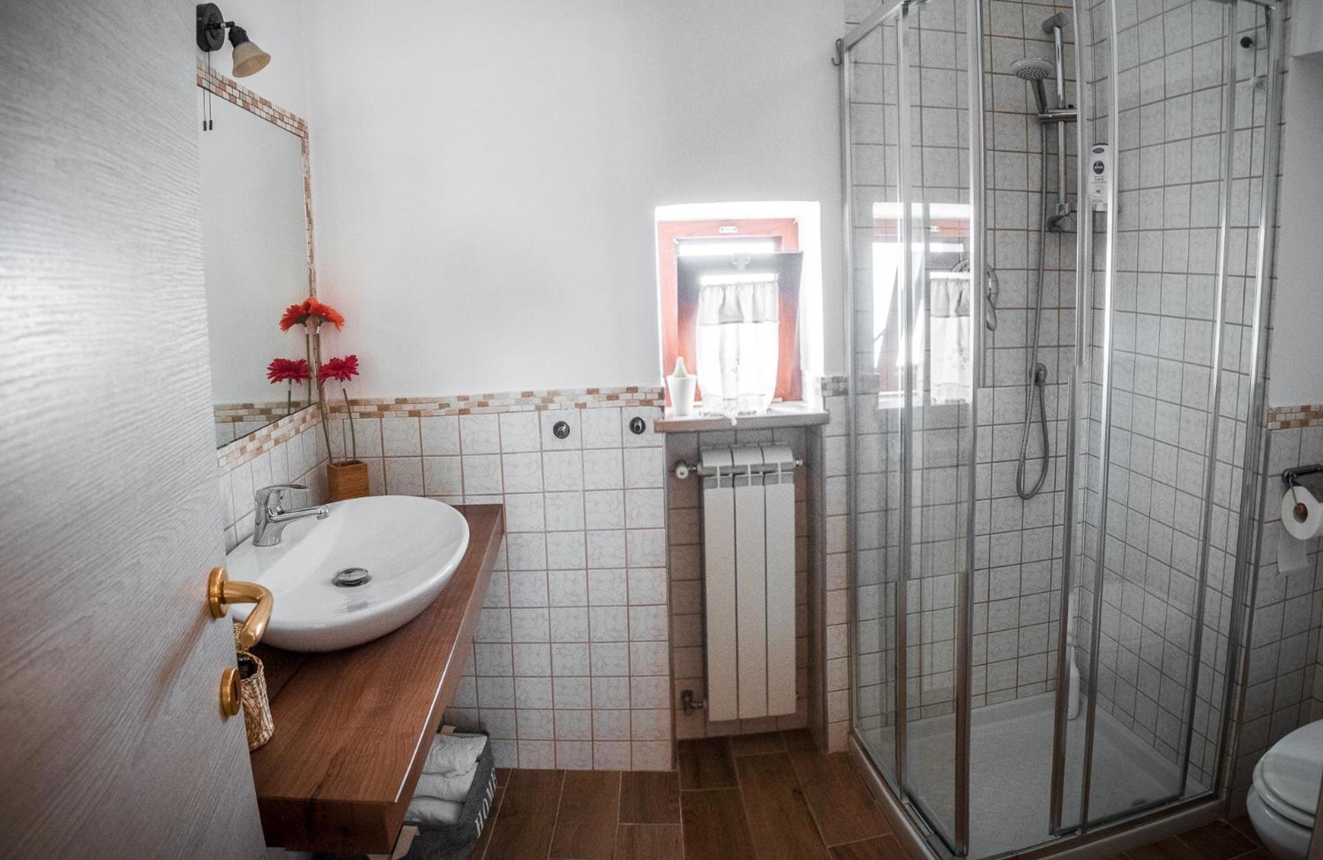 Deluxe Double Room with Balcony - Photo 4