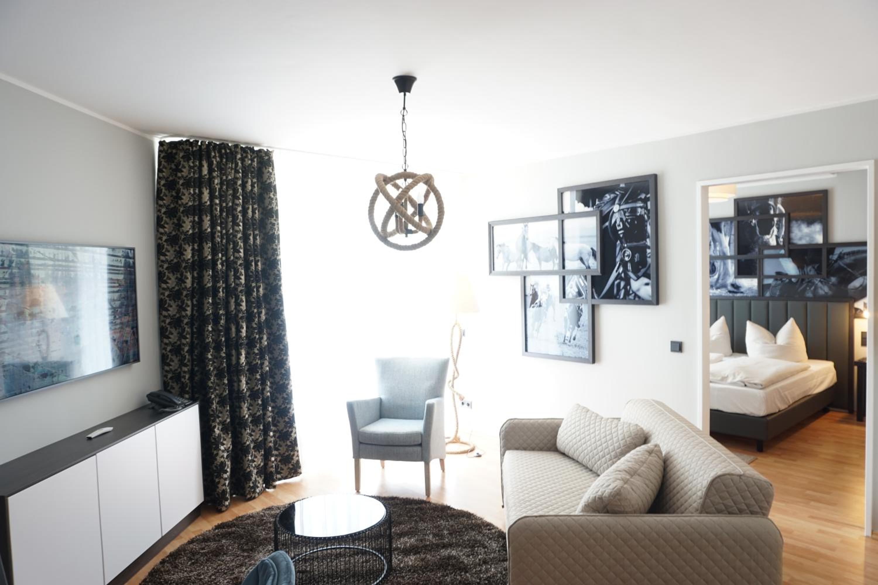 Executive Suite - Photo 3