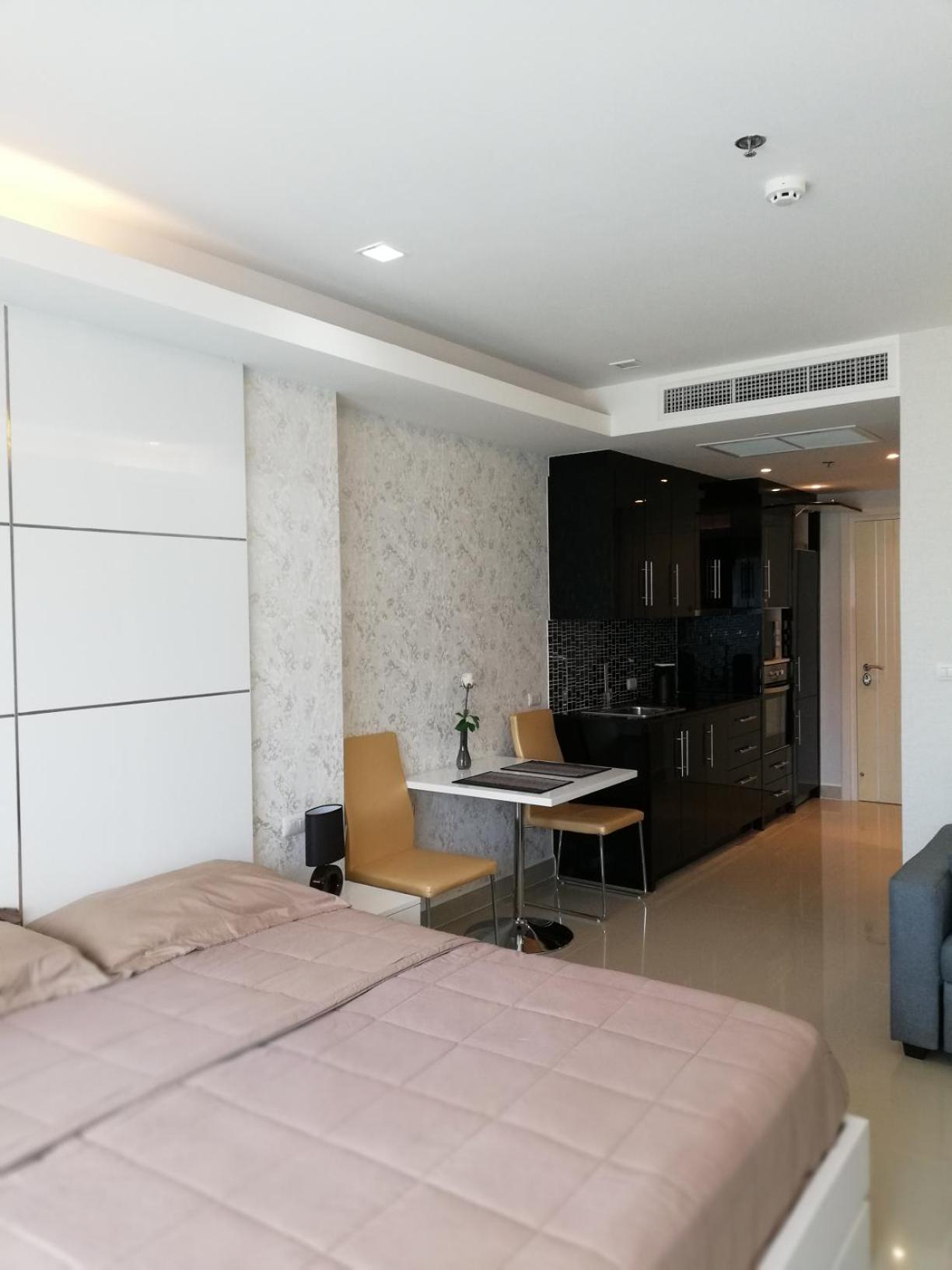 Apartment with Balcony photo 3