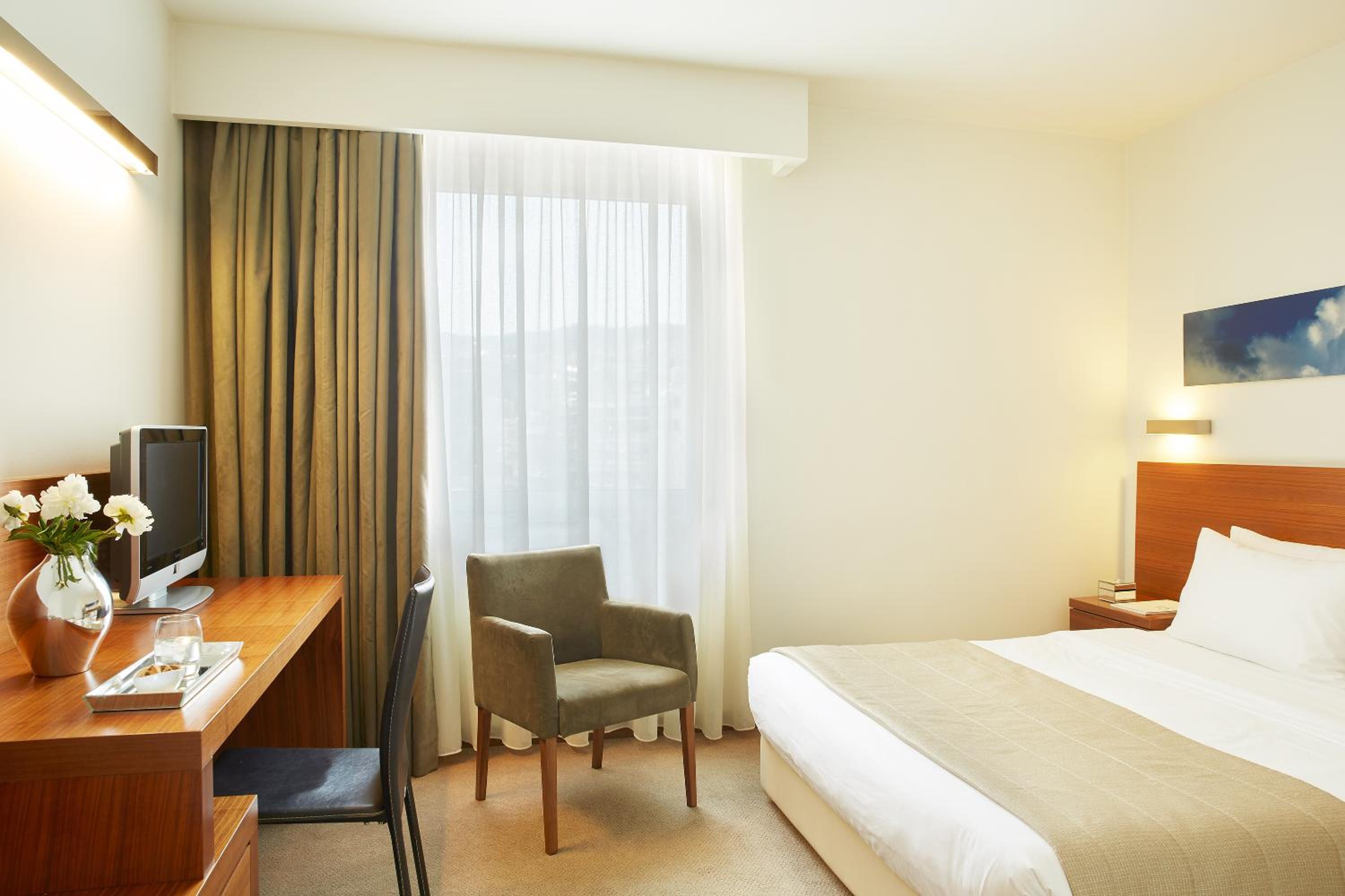 Double Room with City View - Photo 1