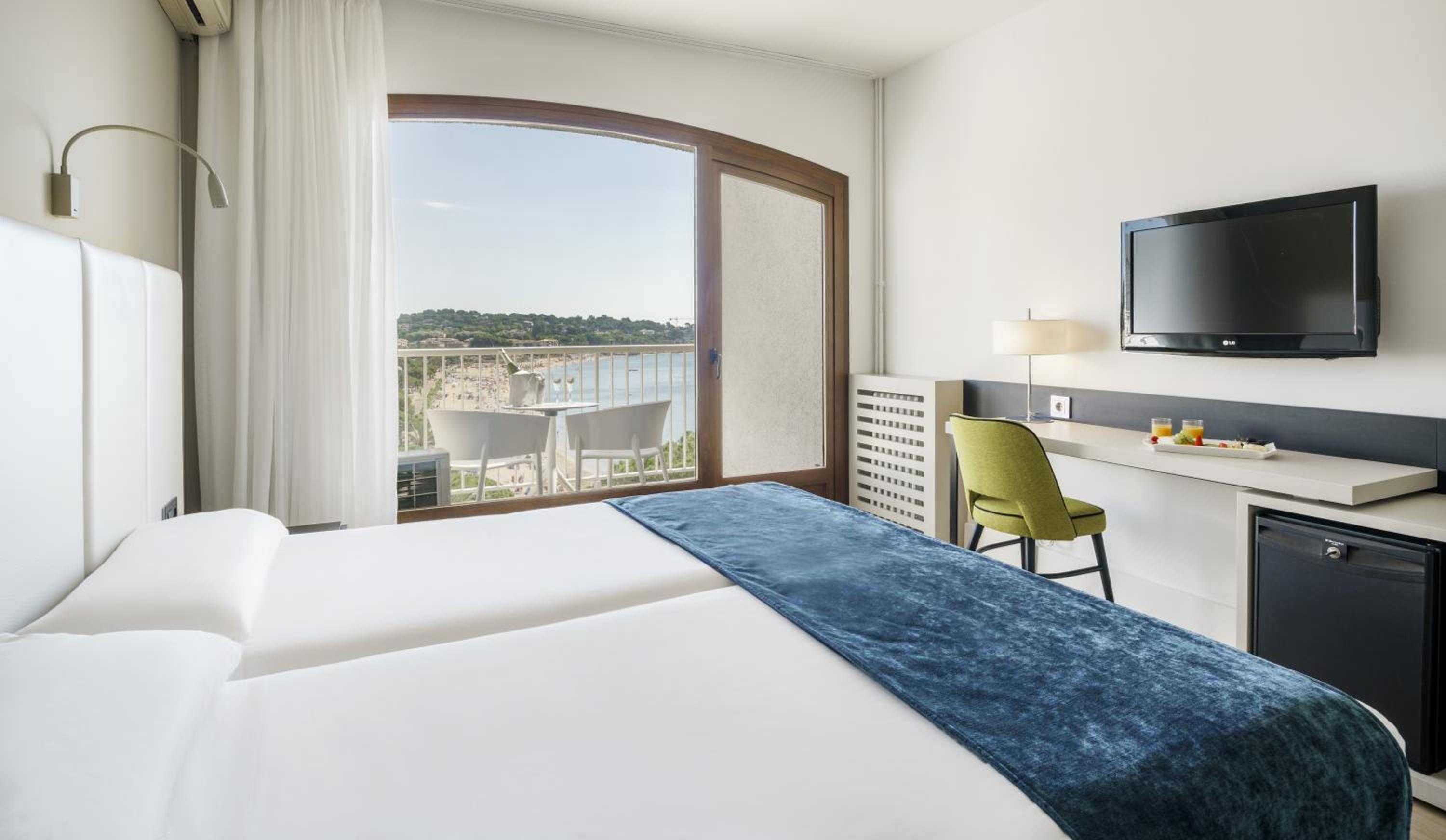 Standard Double or Twin Room with Sea View - Photo 2