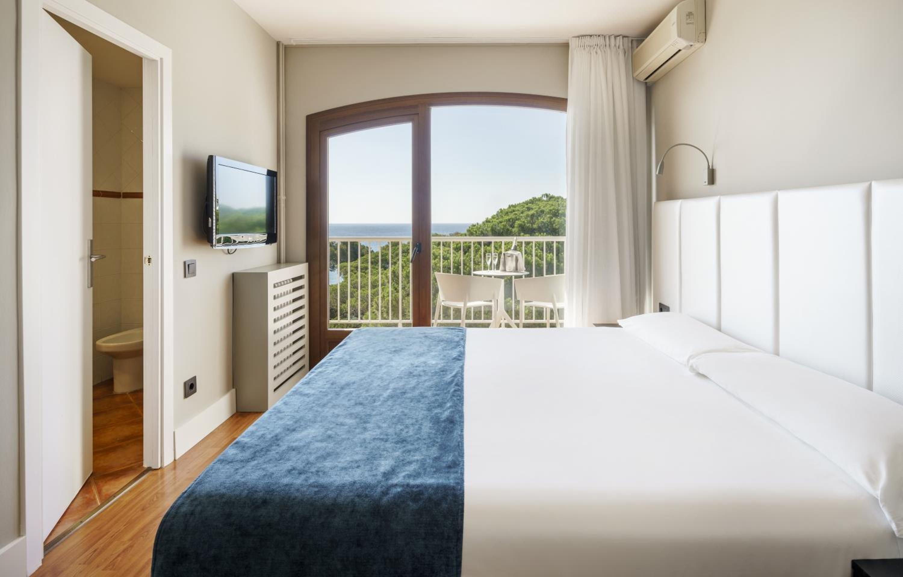 Standard Double or Twin Room with Sea View - Photo 1