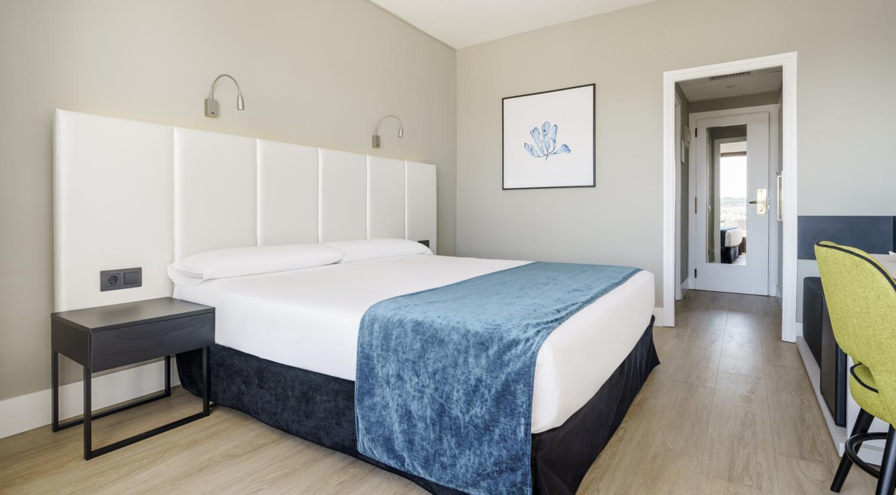Standard Double or Twin Room with Sea View - Photo 4