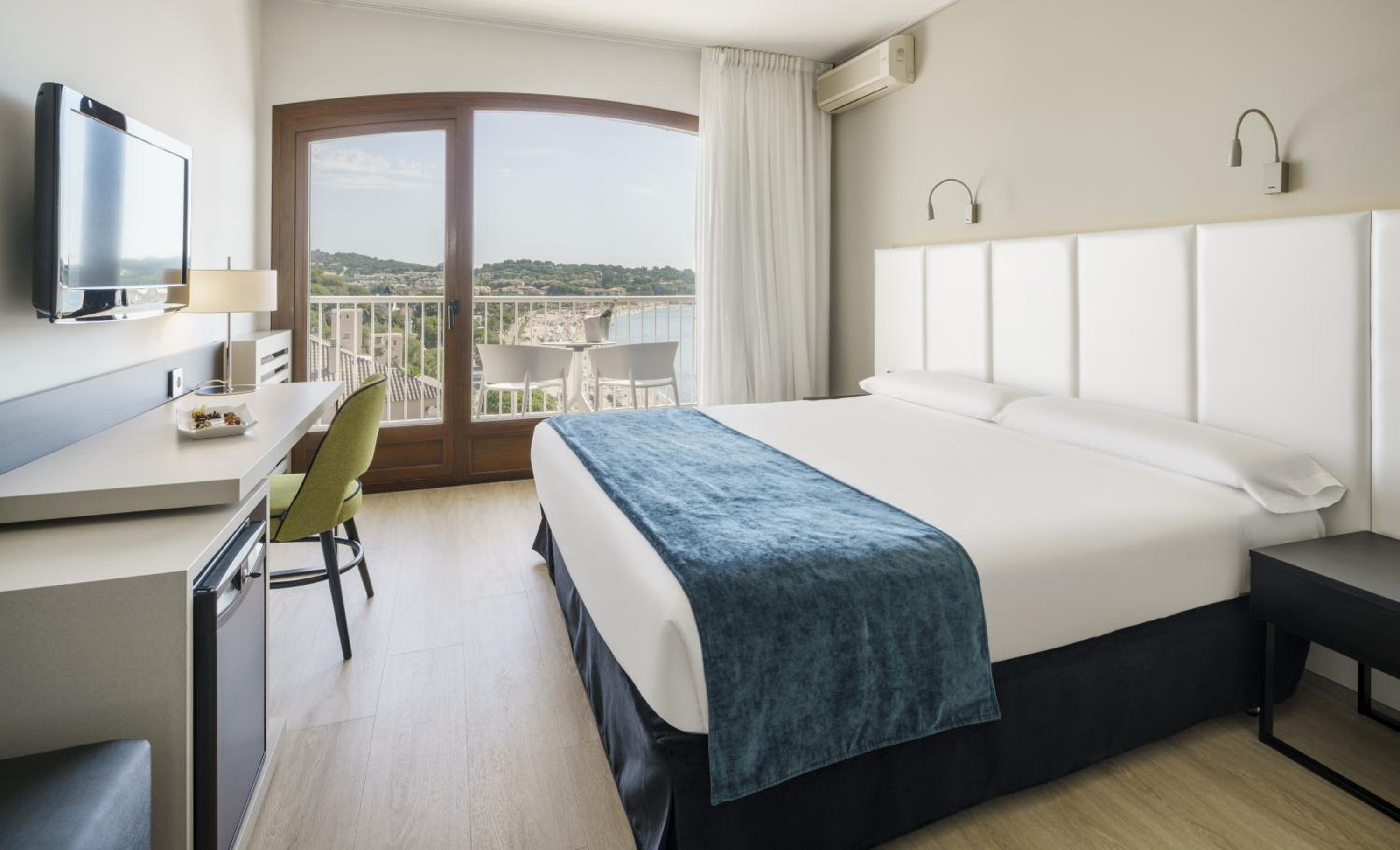 Standard Double or Twin Room with Sea View - Photo 6