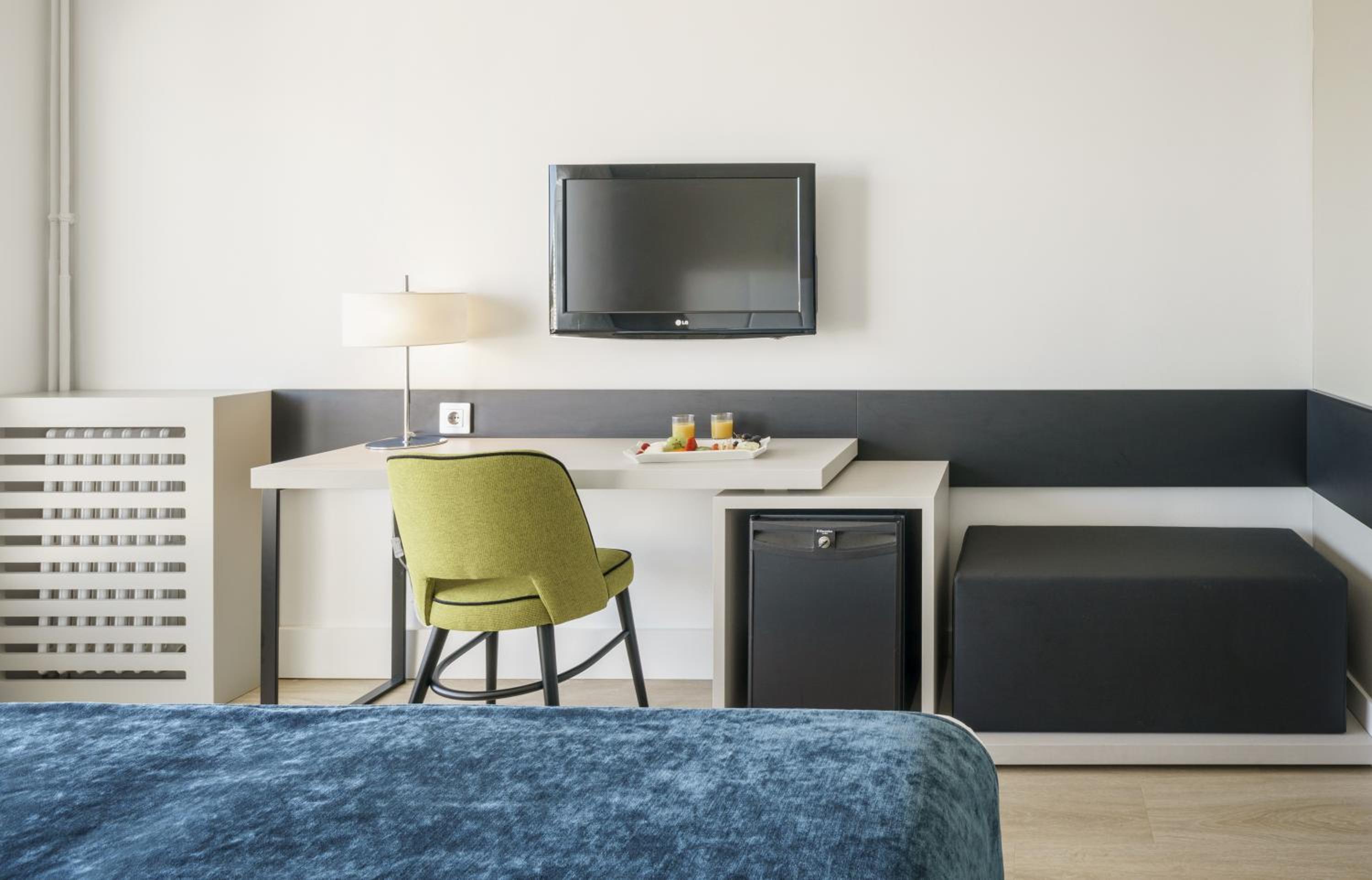 Double Room with Extra Bed (2 Adults + 1 Child) photo 3
