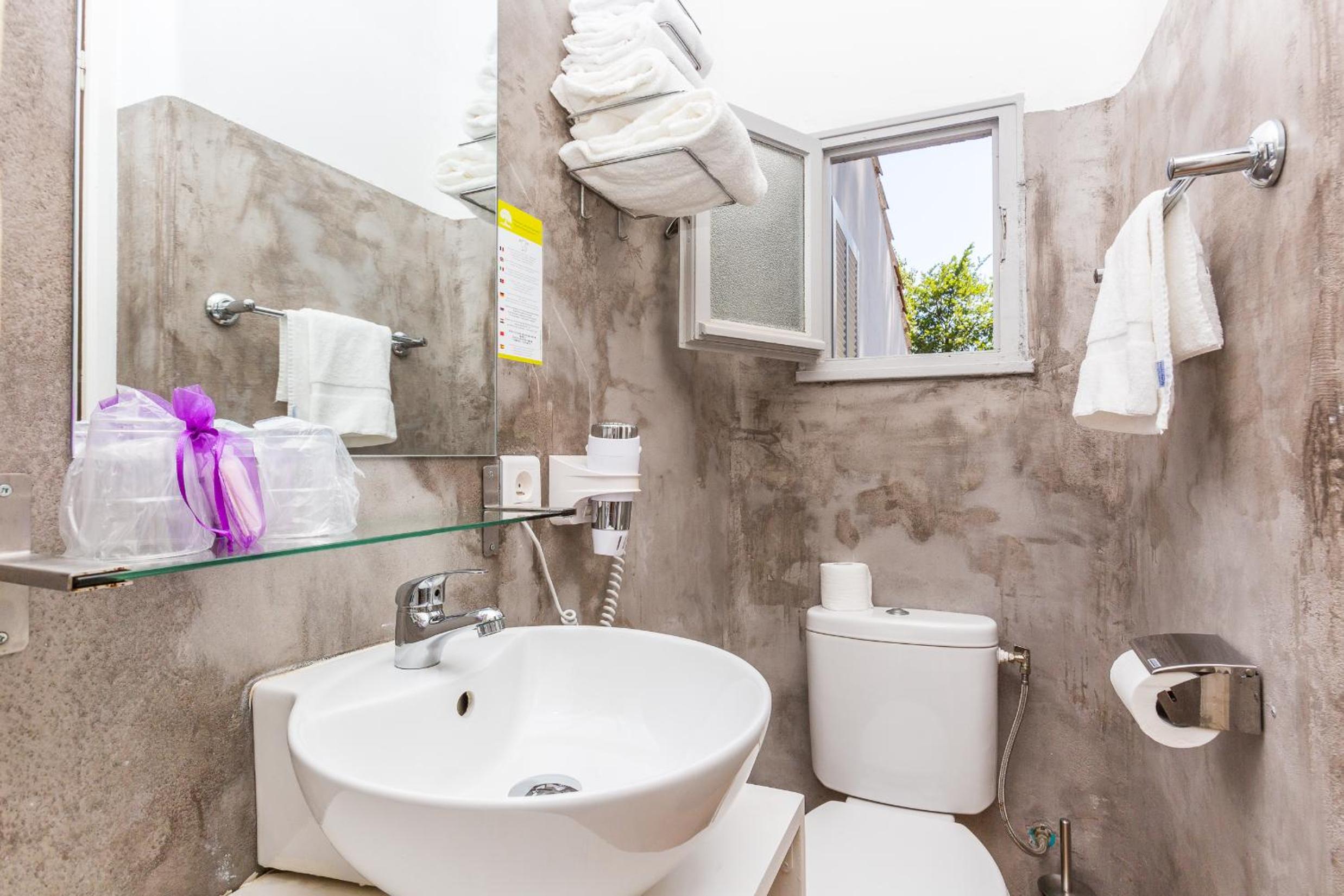Standard Double Room - Photo 2