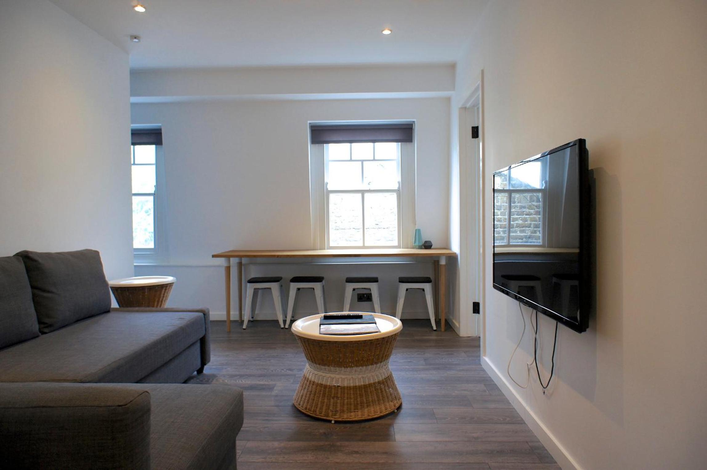 One-Bedroom Apartment photo 1